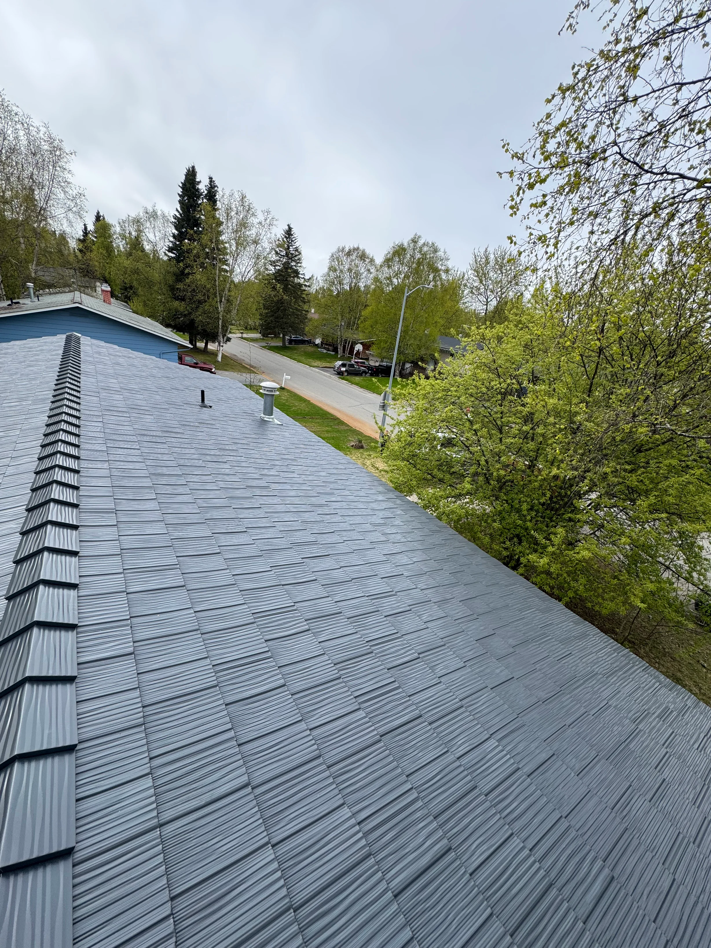 Interlock Aluminum Shake Metal Roofing – Deep Charcoal | Anchorage, AK (Texture detail)