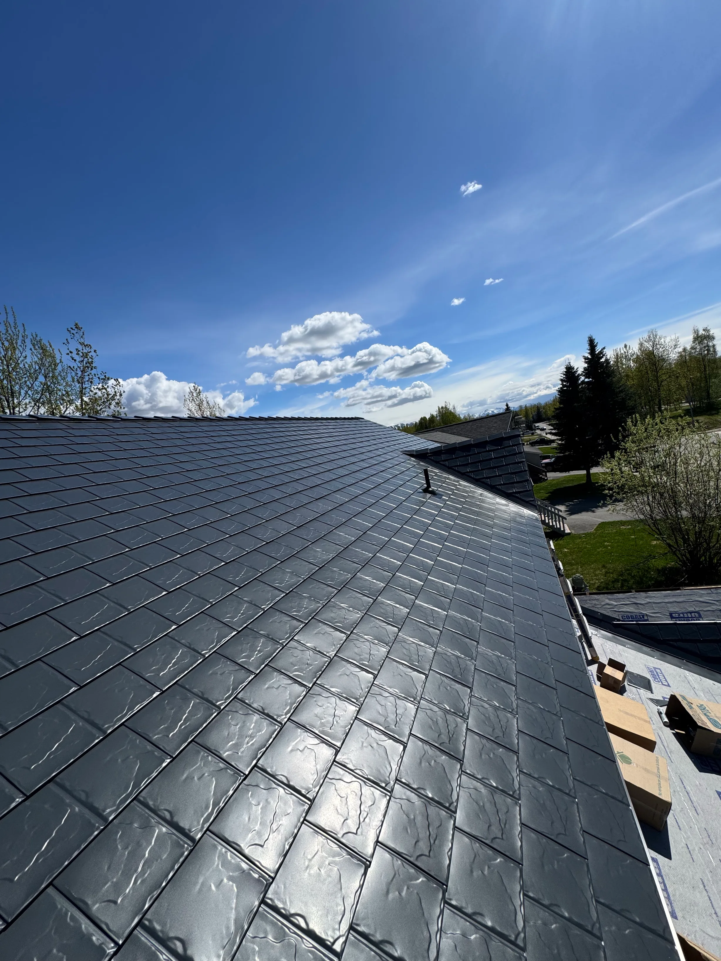 Metal roof with slate texture in black on a modern home