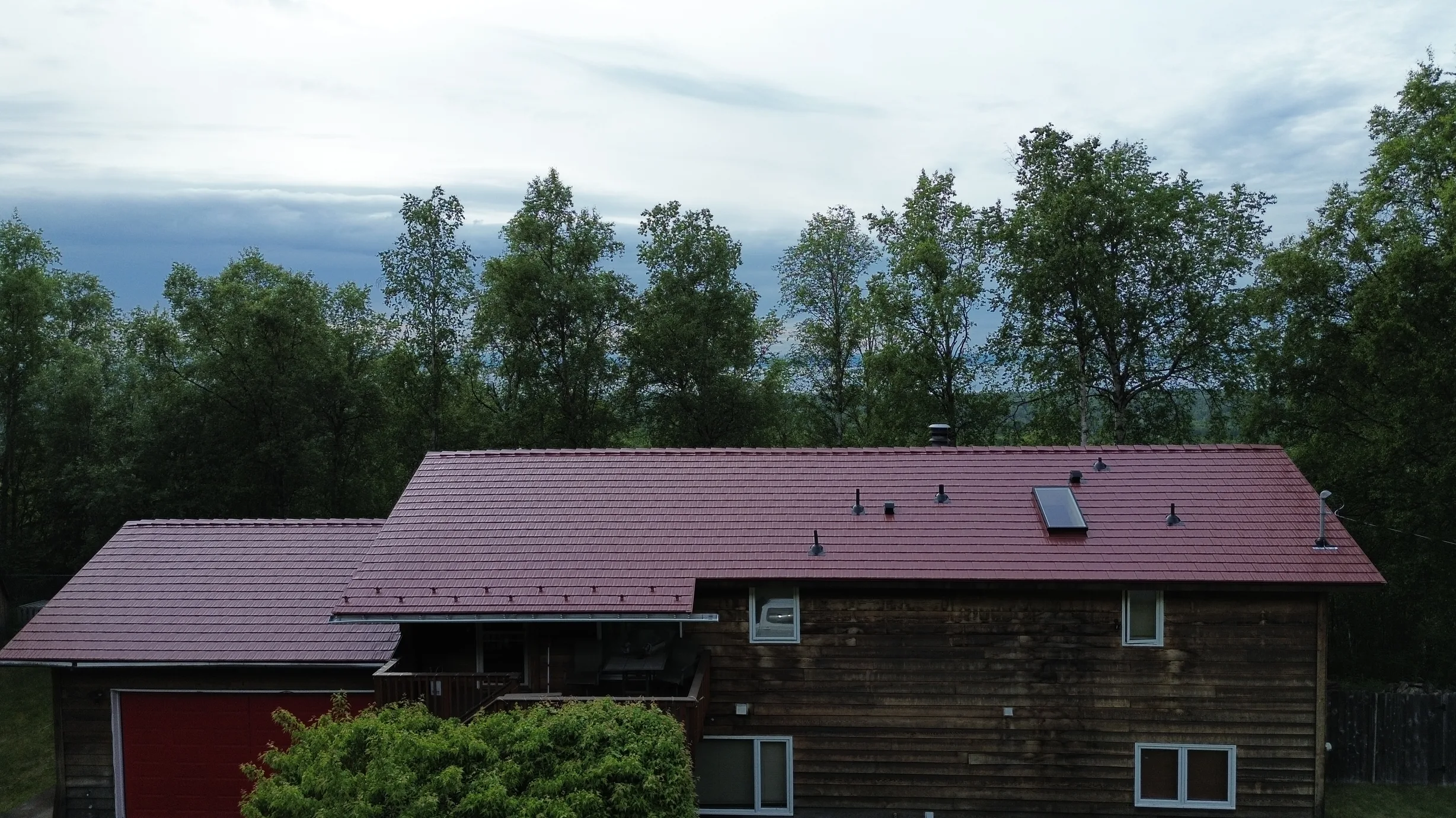 Interlock Aluminum Cedar Shingle Metal Roofing – Tile Red | Chugiak, AK (Full roof overview)