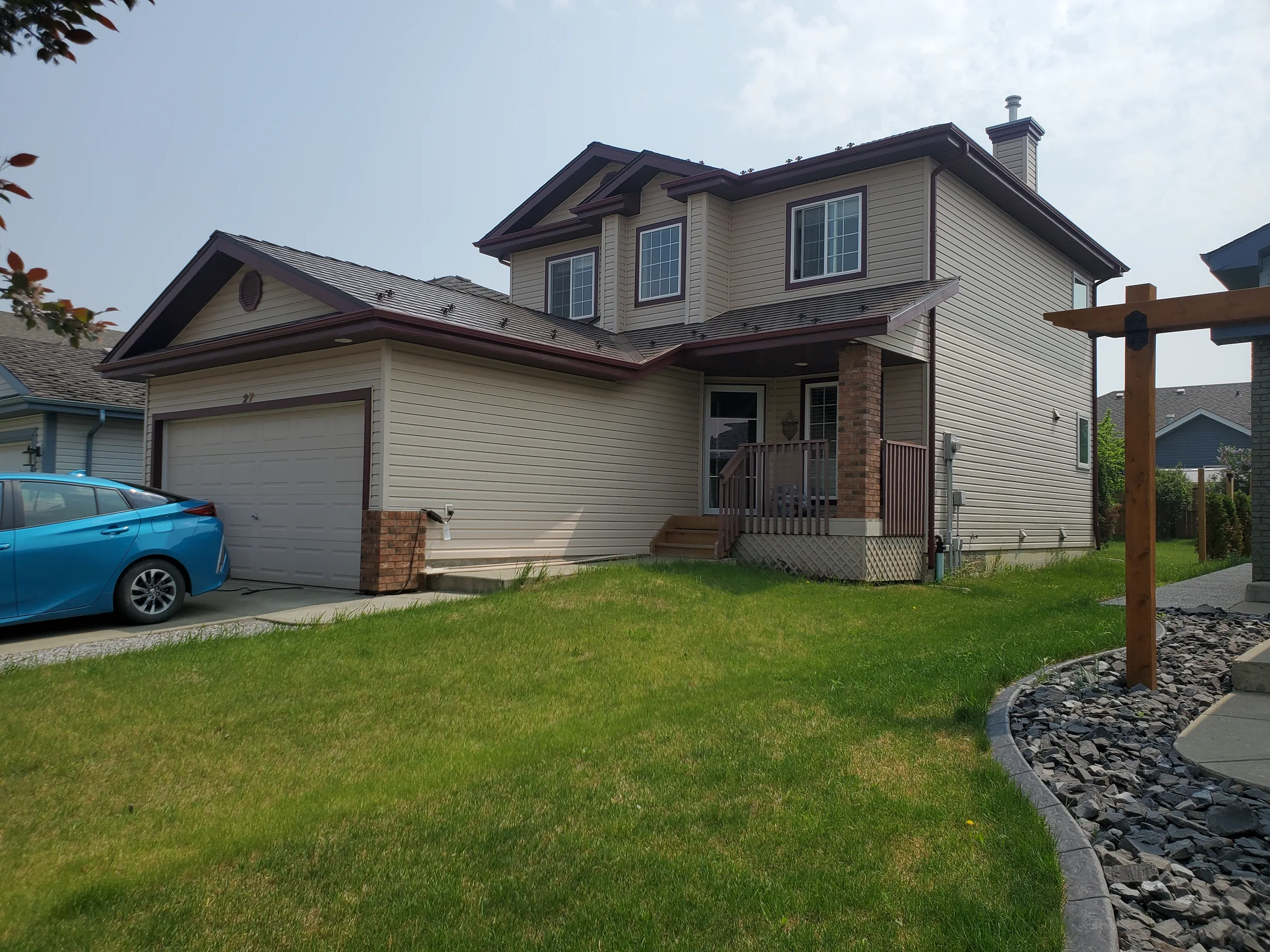 Colonial Brown Interlock Slate aluminum roof on a two-storey colonial home with a brown roof in a suburban, St. Albert, Alberta