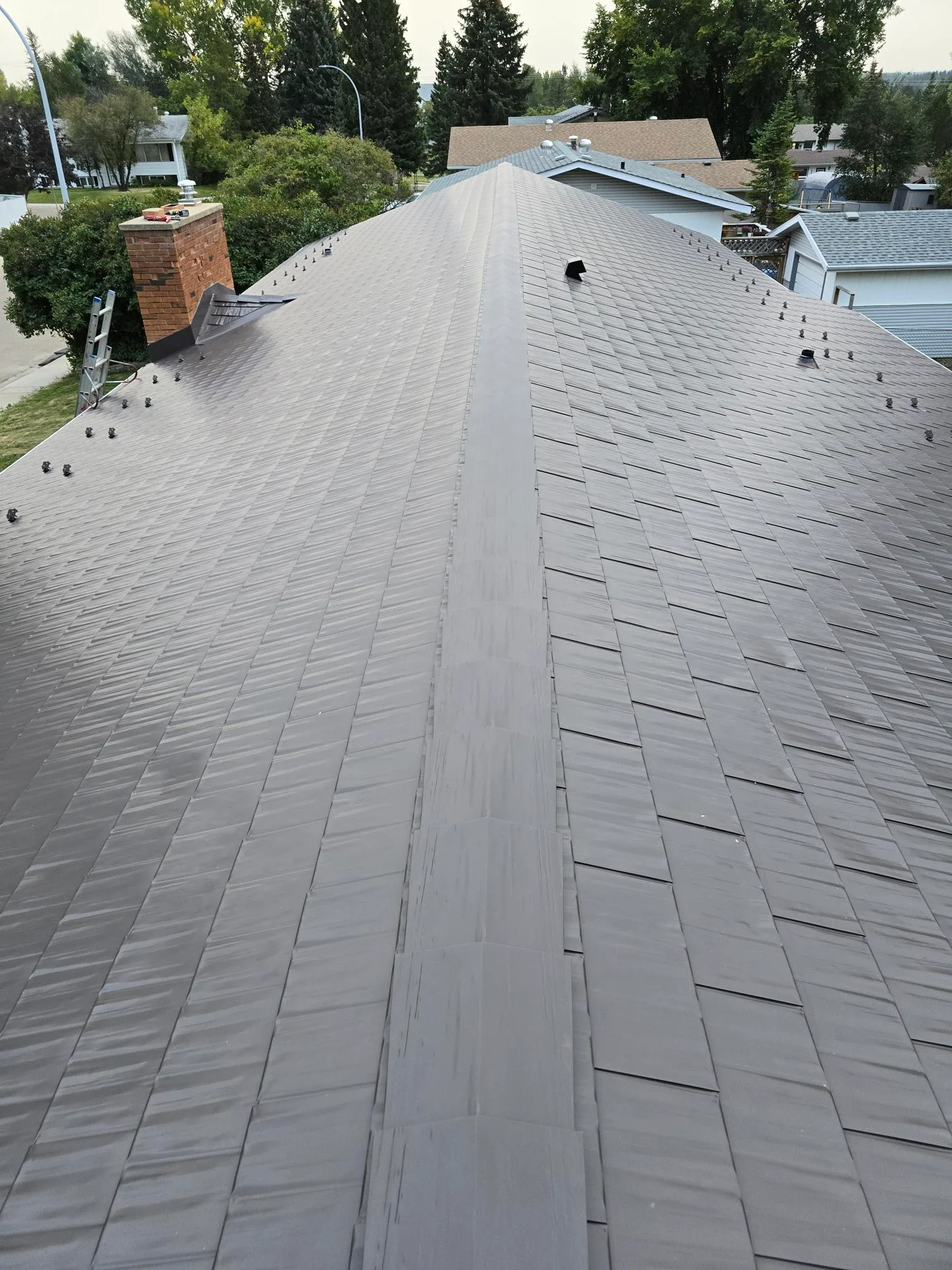Interlock Aluminum Cedar Shingle Metal Roofing – Tudor Brown | Rocky Mountain House, AB (Close-up)