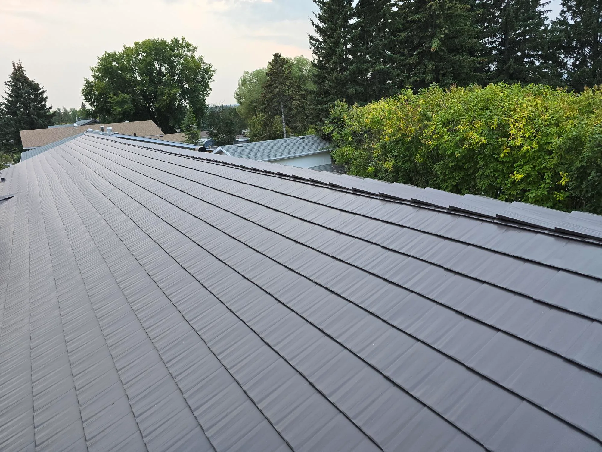 Interlock Aluminum Cedar Shingle Metal Roofing – Tudor Brown | Rocky Mountain House, AB (Full roof overview)