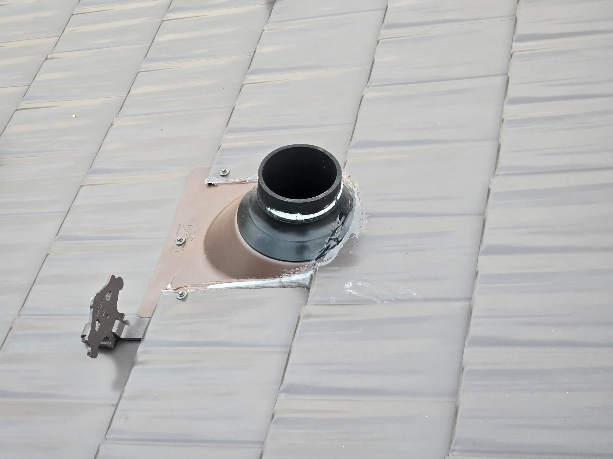 Interlock Aluminum Cedar Shingle Metal Roofing – Tudor Brown | Rocky Mountain House, AB (Vent flashing detail)