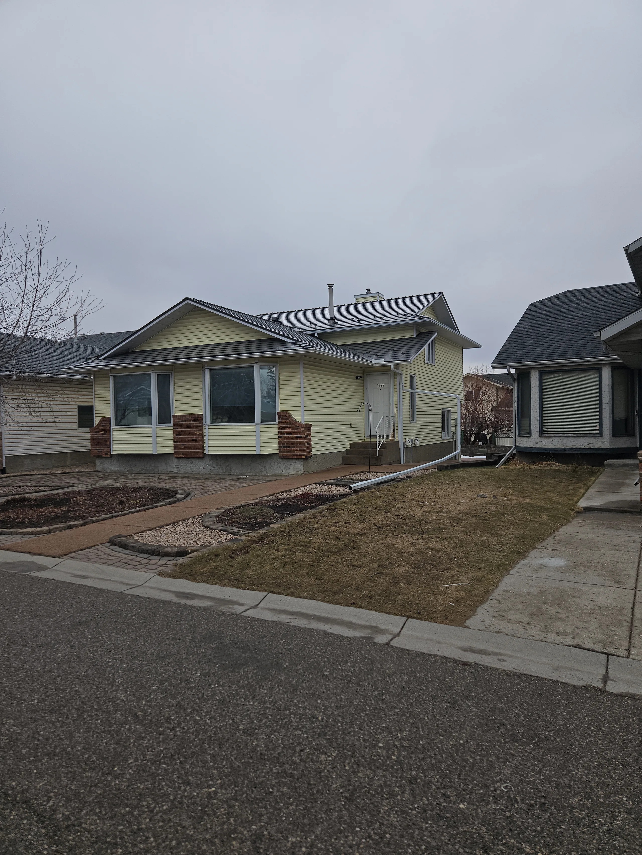 Interlock Aluminum Slate Metal Roofing – Musket Grey | Calgary, AB (Front elevation)