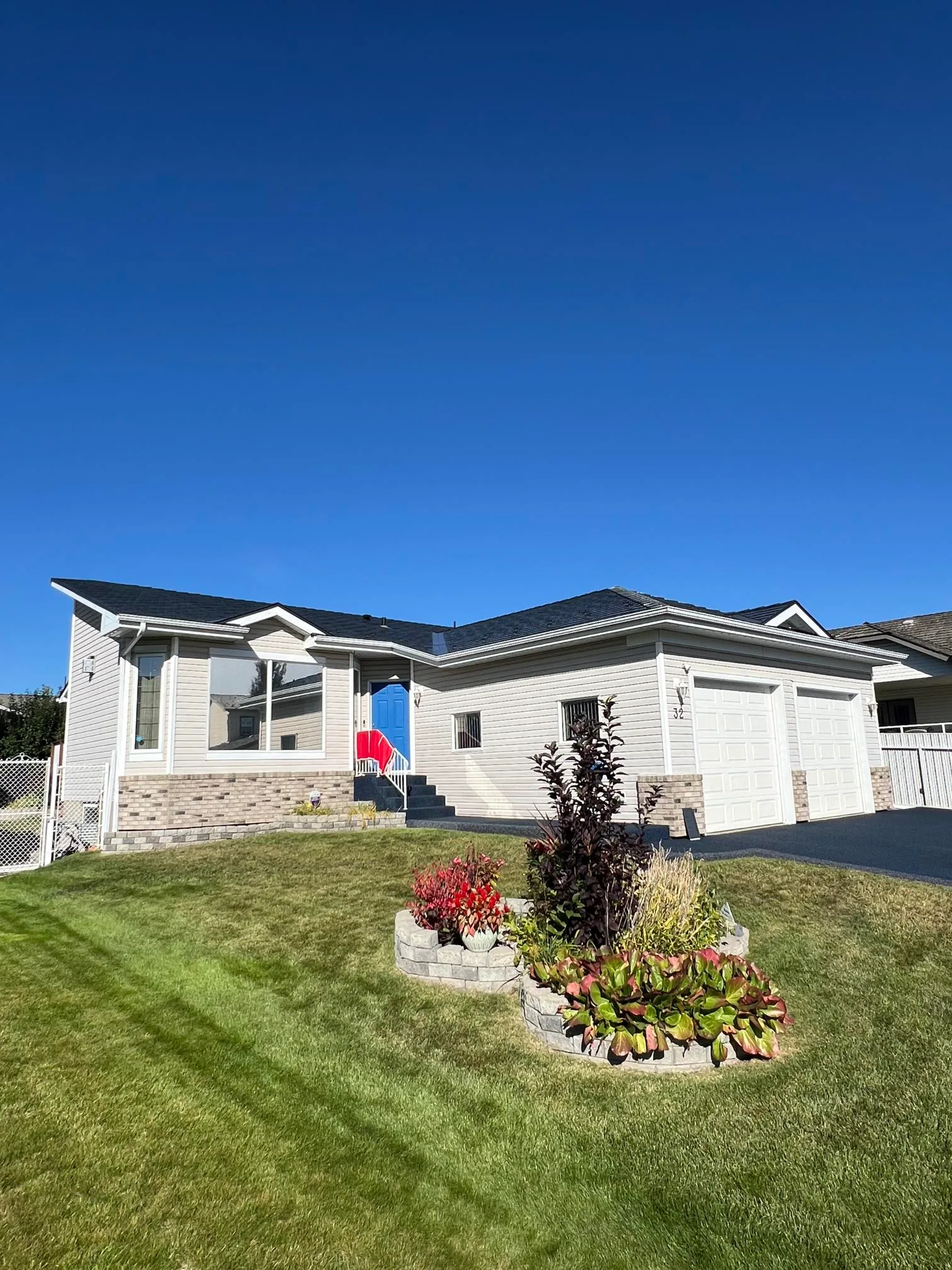 Deep Charcoal Interlock Cedar Shingle aluminum roof on a white ranch home with a deep charcoal metal roof in a, Stony Plain, Alberta