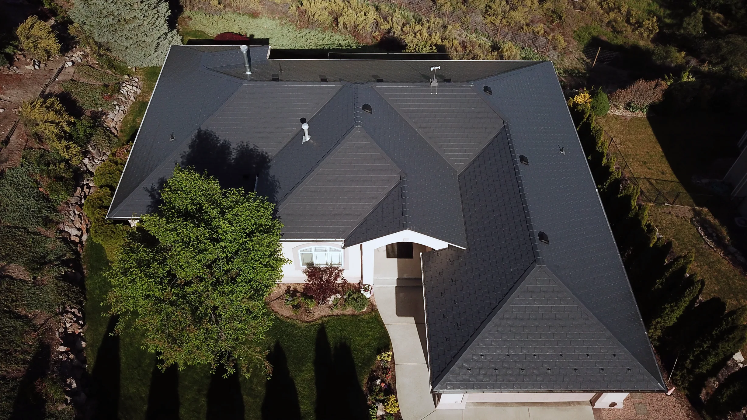Deep Charcoal Interlock Slate aluminum roof on a large, single-storey home with an Interlock Slate metal, West Kelowna, British Columbia
