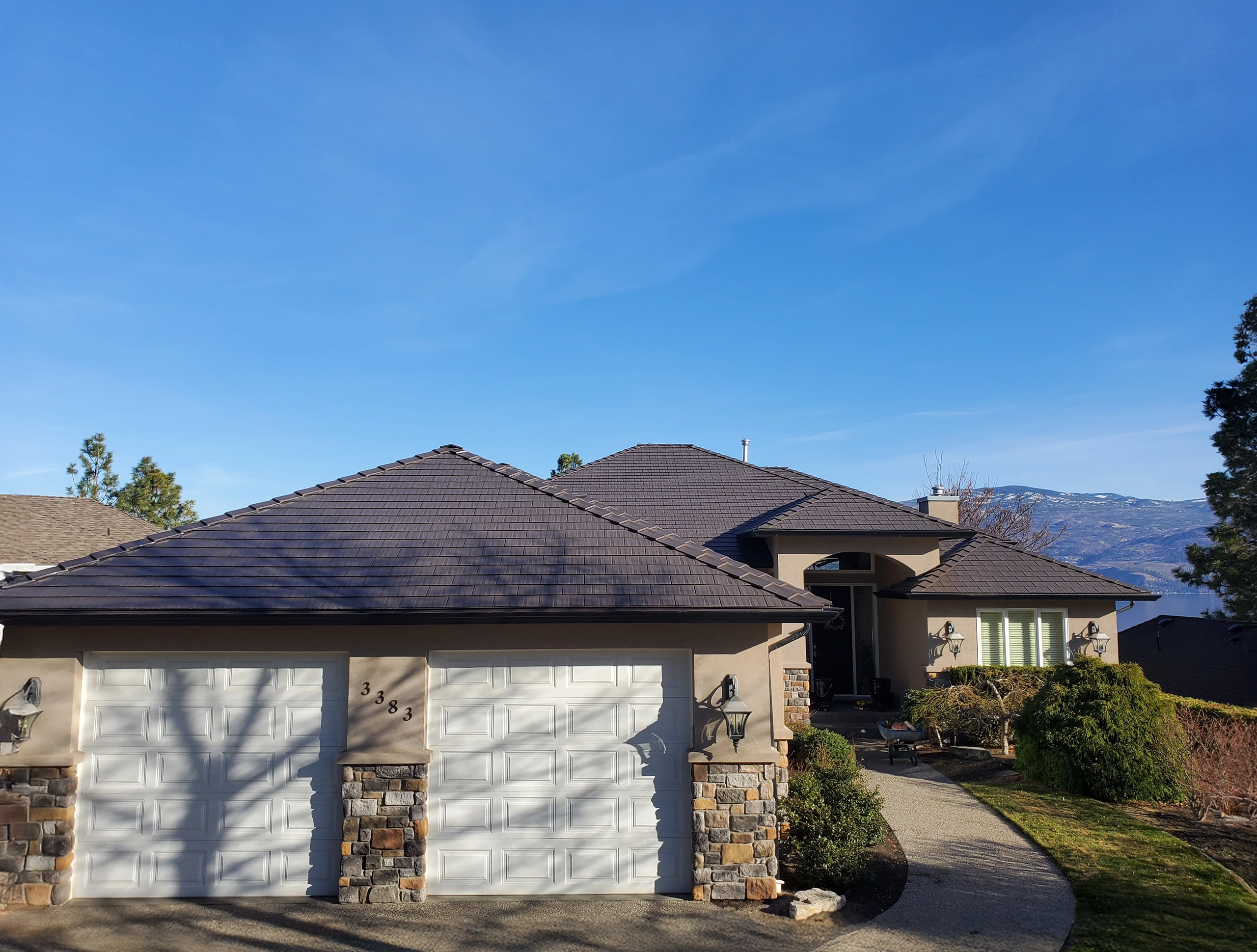 Interlock Aluminum Cedar Shingle Metal Roofing – Tudor Brown | West Kelowna, BC (Street view)