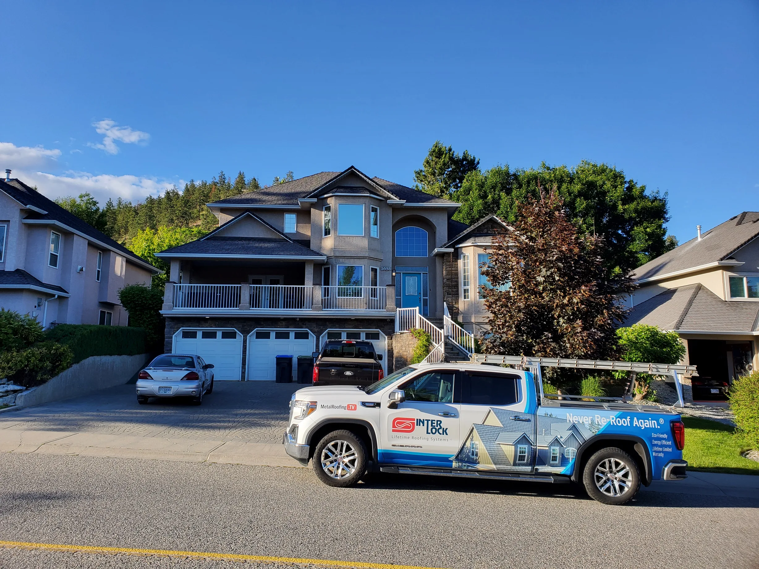 Before: a worn out asphalt shingle roof on the home, Kelowna, British Columbia, ahead of a Deep Charcoal Interlock Slate aluminum roof