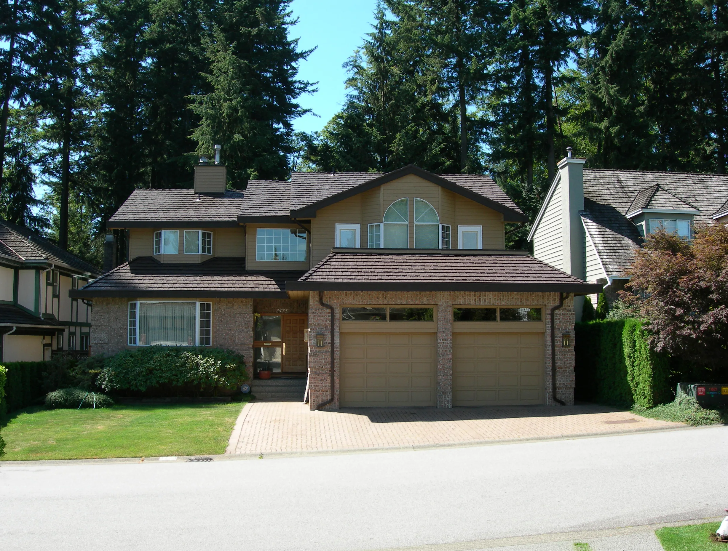 Colonial Brown Interlock Shake aluminum roof on the home, North Vancouver, British Columbia