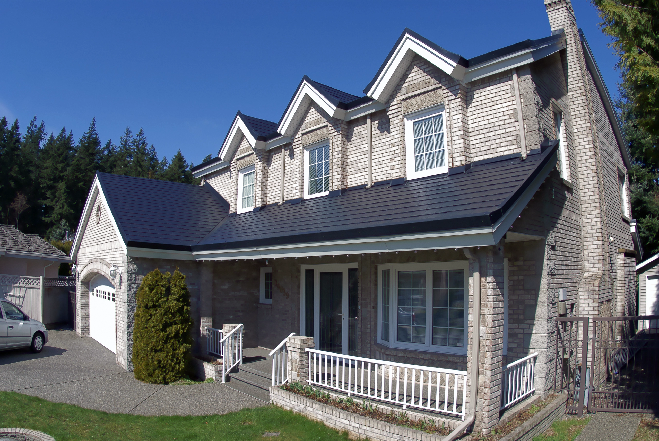 Interlock Aluminum Slate Metal Roofing – Black | South Surrey, BC (Front-right elevation)