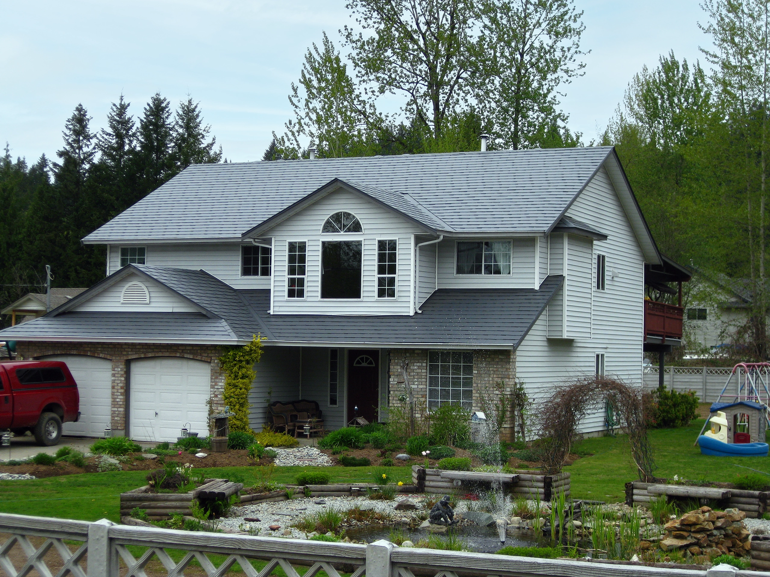 Interlock Aluminum Slate Metal Roofing – Charcoal Grey | Mission, BC (Front-right elevation)