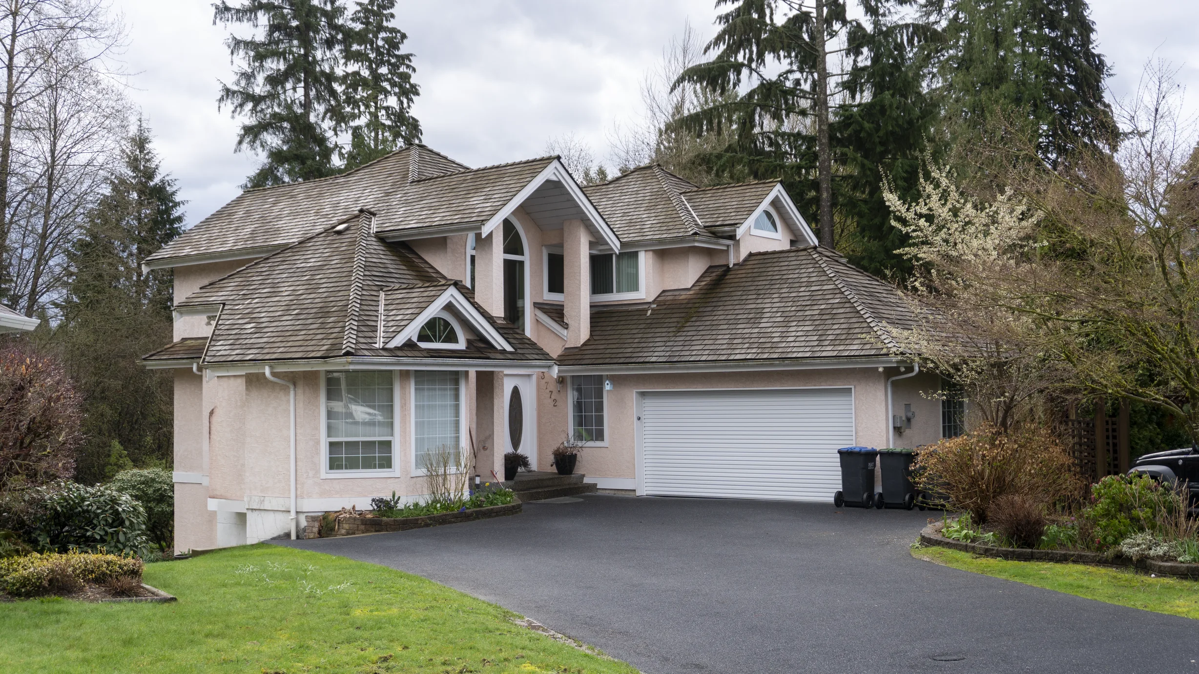 Before: a leaking wood shake roof on the home, Port Coquitlam, British Columbia, ahead of a Weathered Interlock Slate aluminum roof