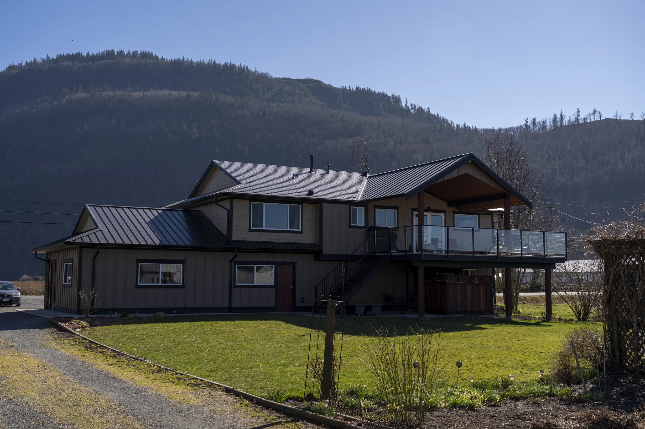 Deep Charcoal Interlock Slate aluminum roof on a two-storey home with a metal roof in a mountain setting, Abbotsford, British Columbia