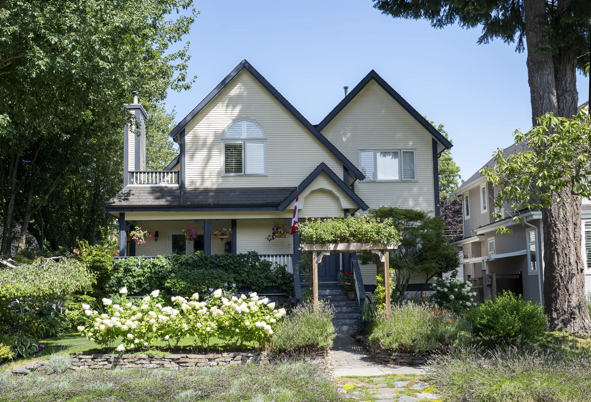 Before: an asphalt shingle roof on the home, Vancouver, British Columbia, ahead of a Deep Charcoal Interlock Slate aluminum roof
