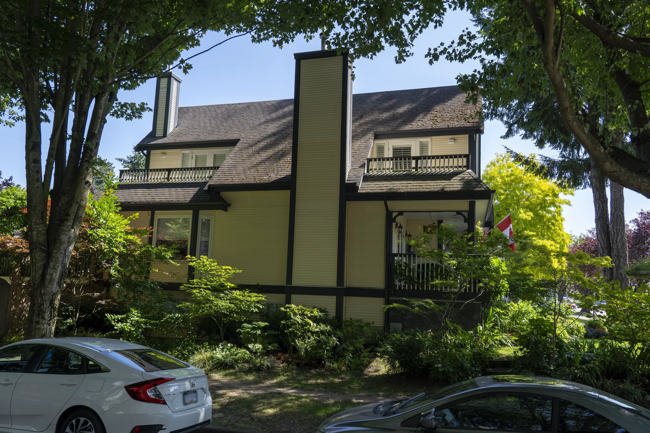 Before: an asphalt shingle roof on the home, Vancouver, British Columbia, ahead of a Deep Charcoal Interlock Slate aluminum roof