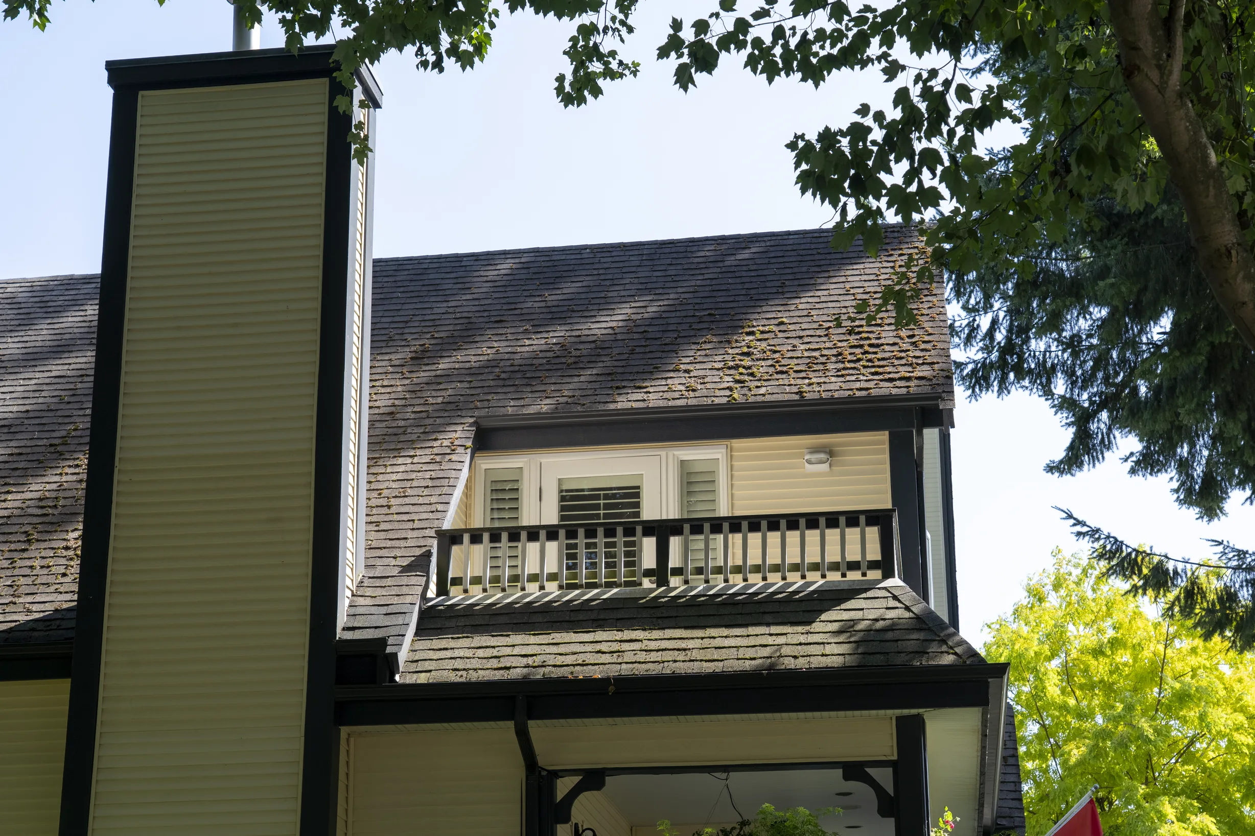 Before: an asphalt shingle roof on the home, Vancouver, British Columbia, ahead of a Deep Charcoal Interlock Slate aluminum roof