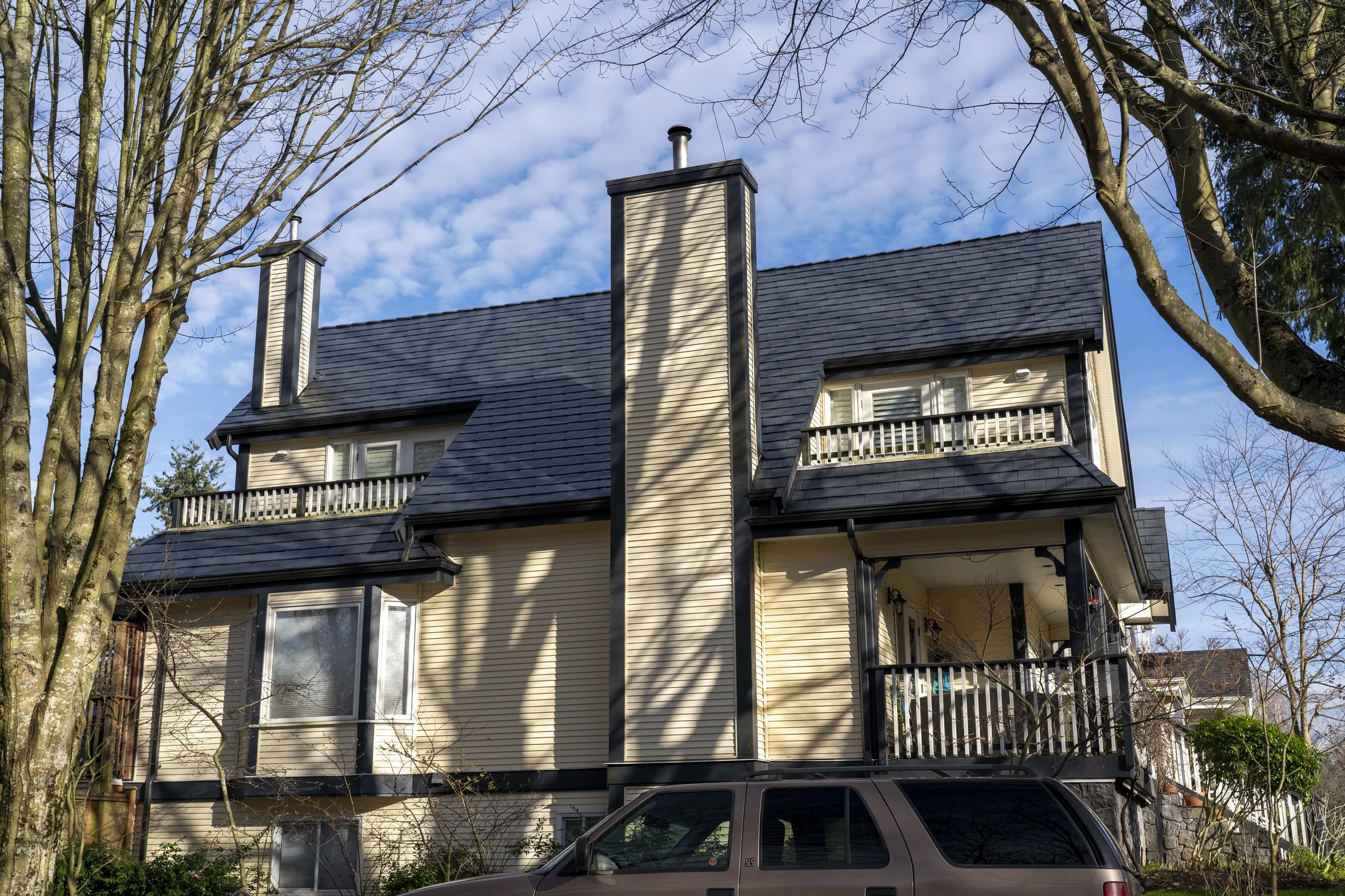 Interlock Aluminum Slate Metal Roofing – Deep Charcoal | Vancouver, BC (Front elevation)