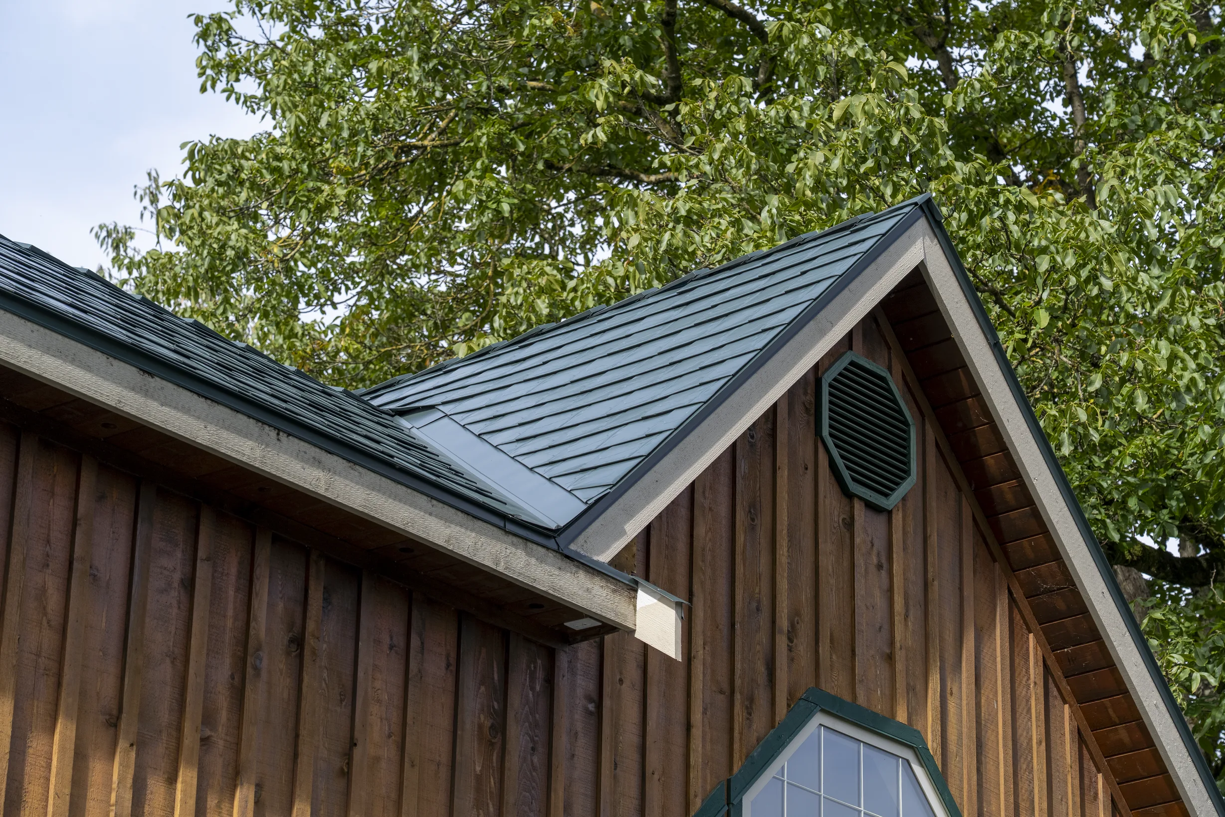 Hunter Green Interlock Slate aluminum roof on a brown single-storey chalet with a Hunter Green metal roof, Langley, British Columbia