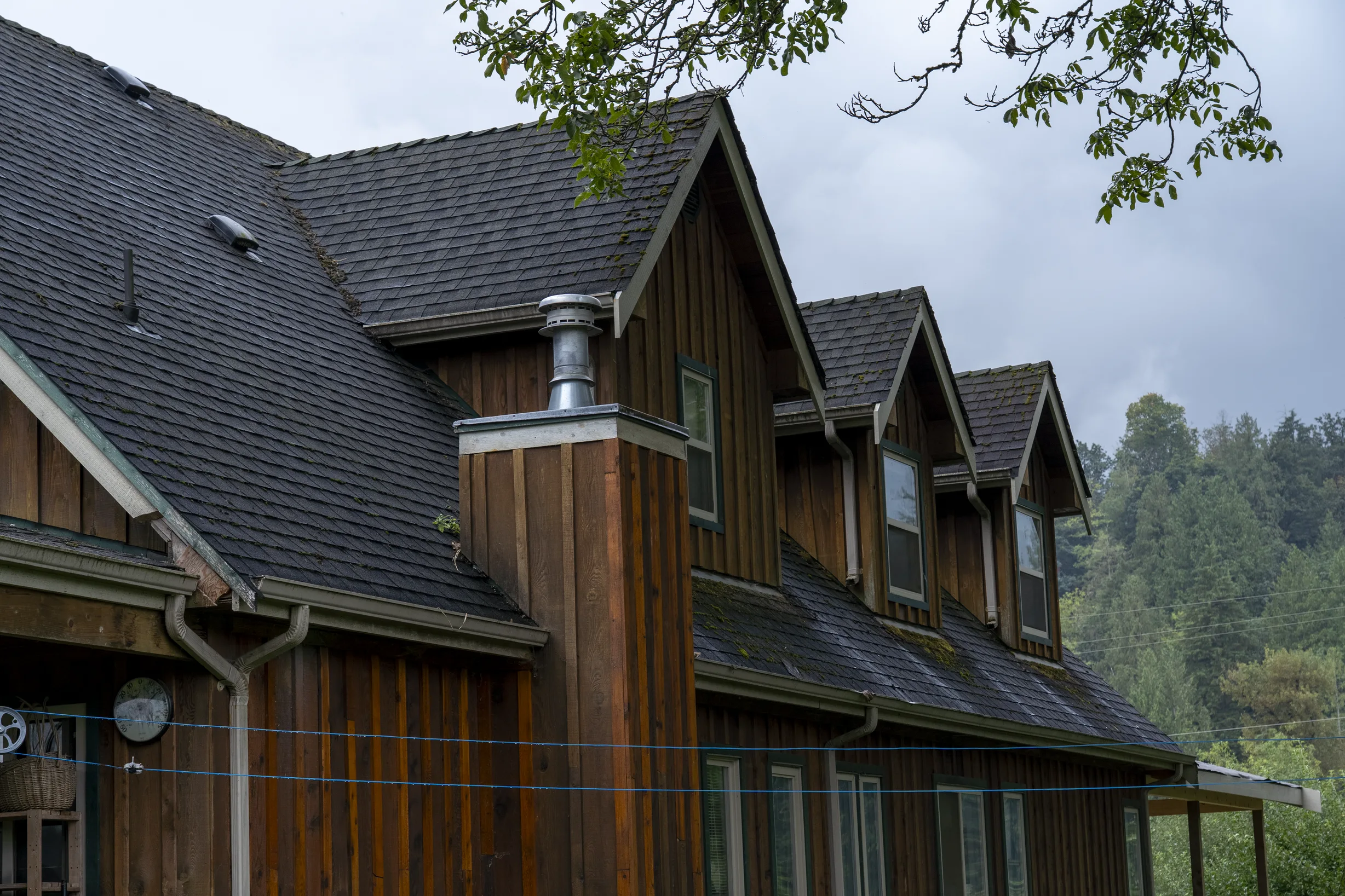 Hunter Green Interlock Slate aluminum roof on a brown single-family chalet with a hunter green metal roof, Langley, British Columbia