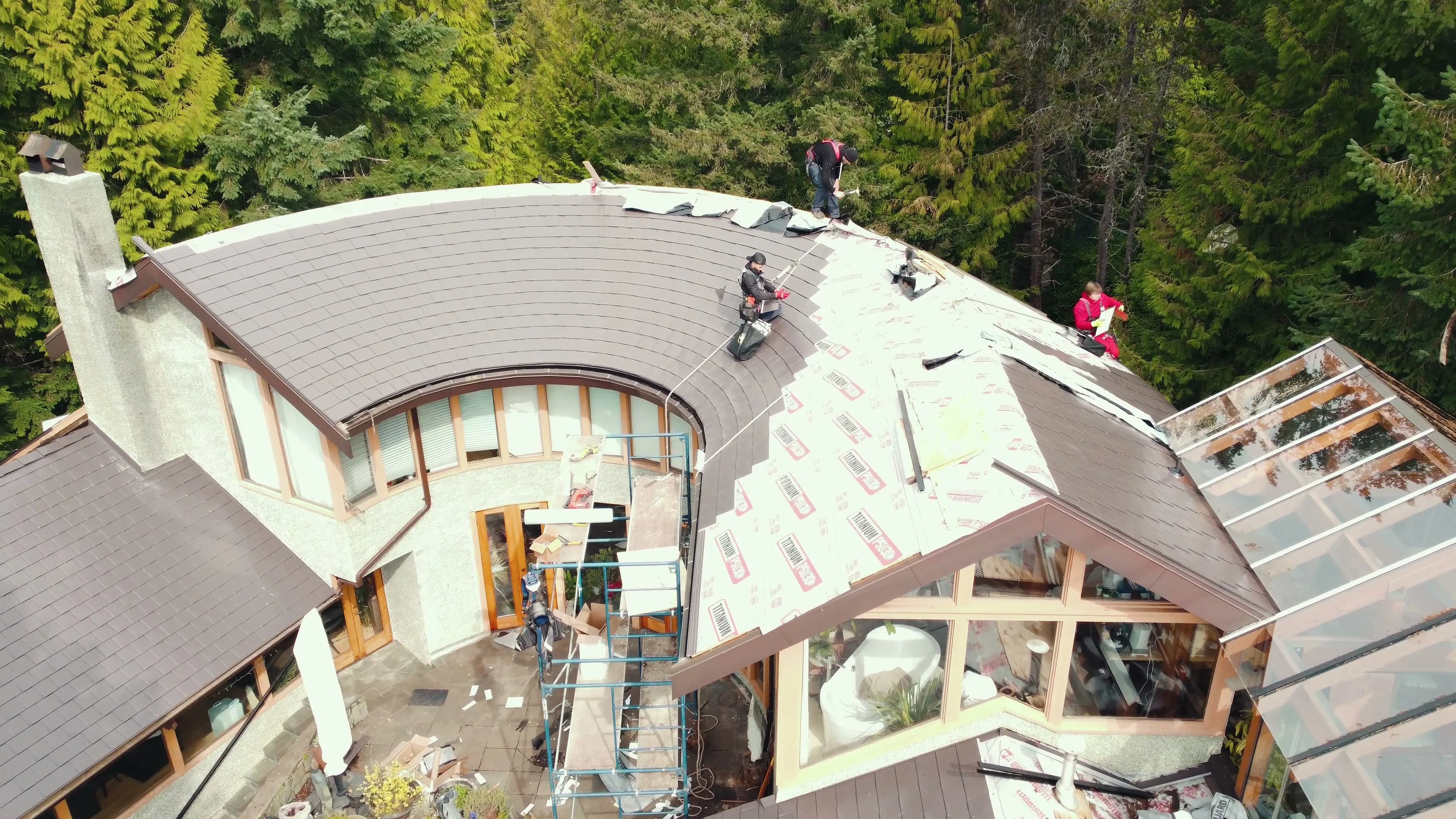 Interlock aluminum Tudor Brown slate roof on a West Vancouver, BC home, matched to the property's unusual, rounded roofline.