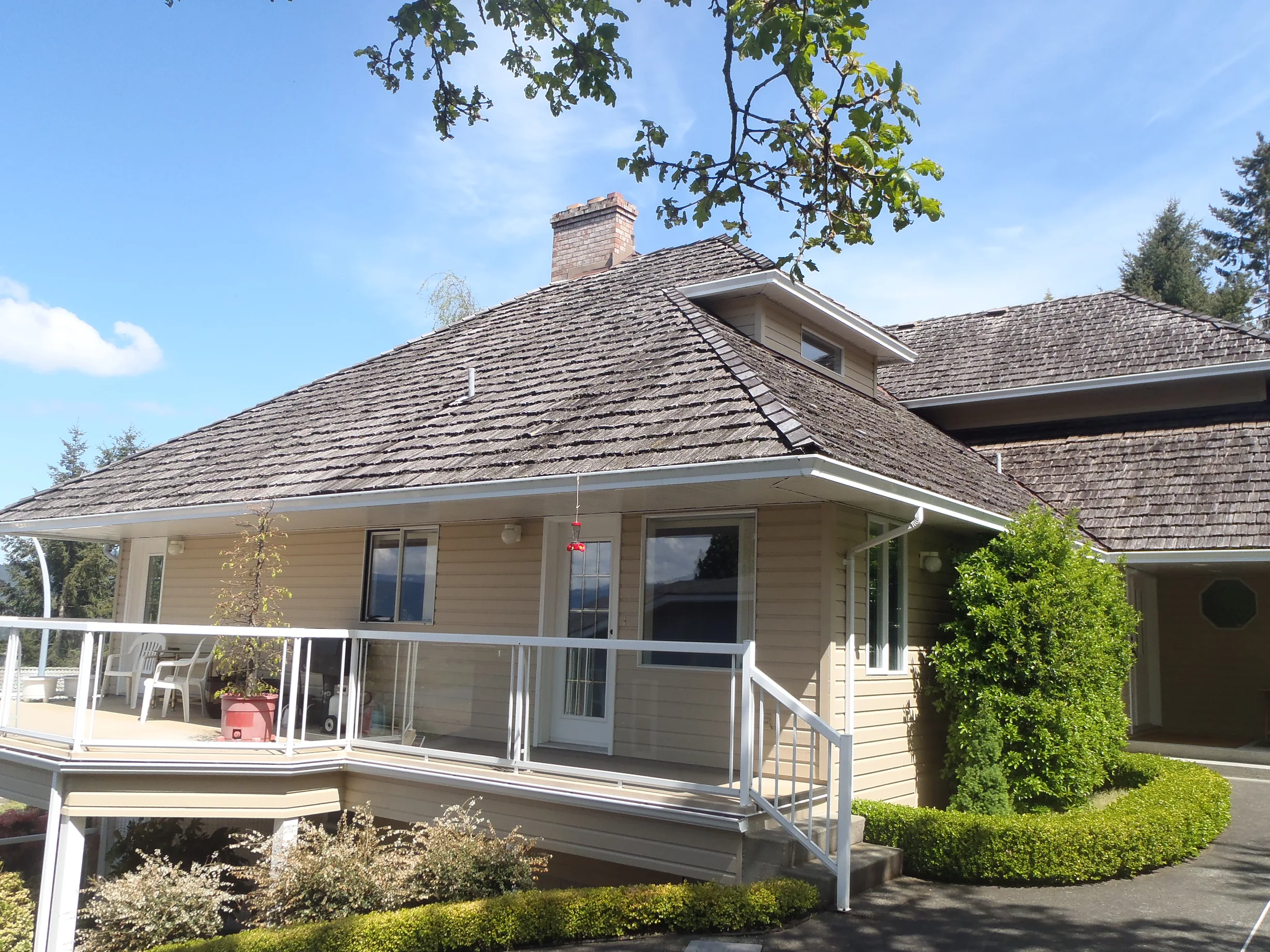 Before: a rotten wood shake roof on the home, Duncan, British Columbia, ahead of a Deep Charcoal Interlock Slate aluminum roof