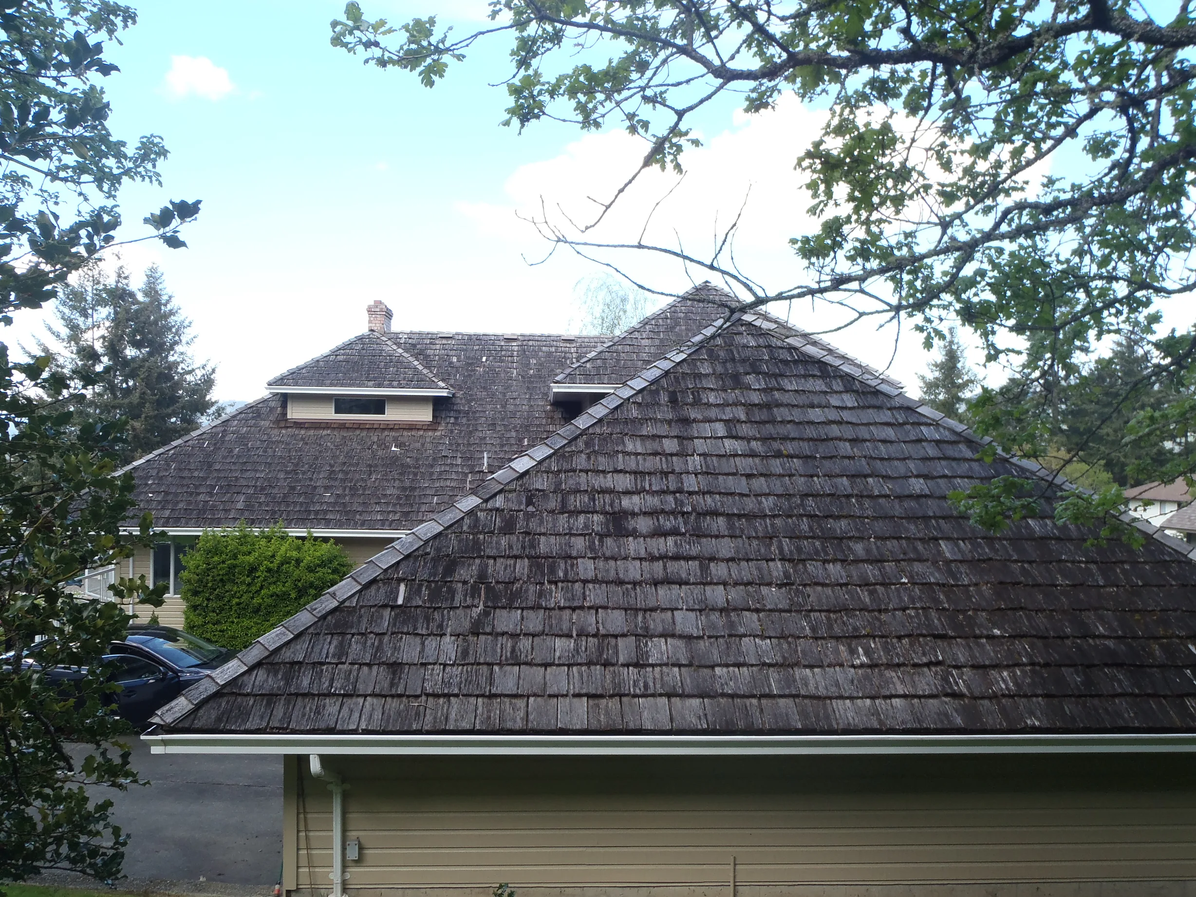 Before: a rotten wood shake roof on the home, Duncan, British Columbia, ahead of a Deep Charcoal Interlock Slate aluminum roof