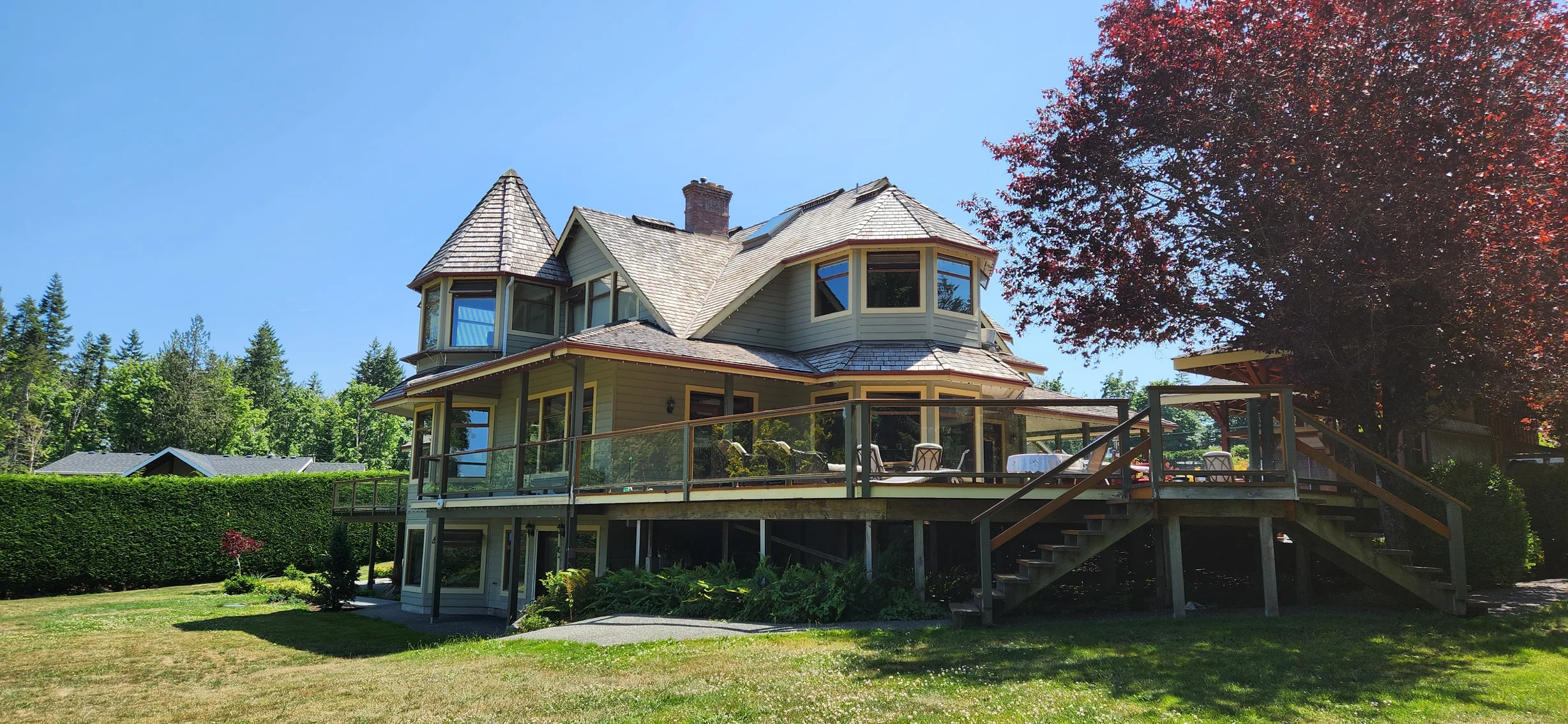 Before: a worn out wood shake roof on the home, Ladysmith, British Columbia, ahead of a Copper Penny Interlock Slate aluminum roof