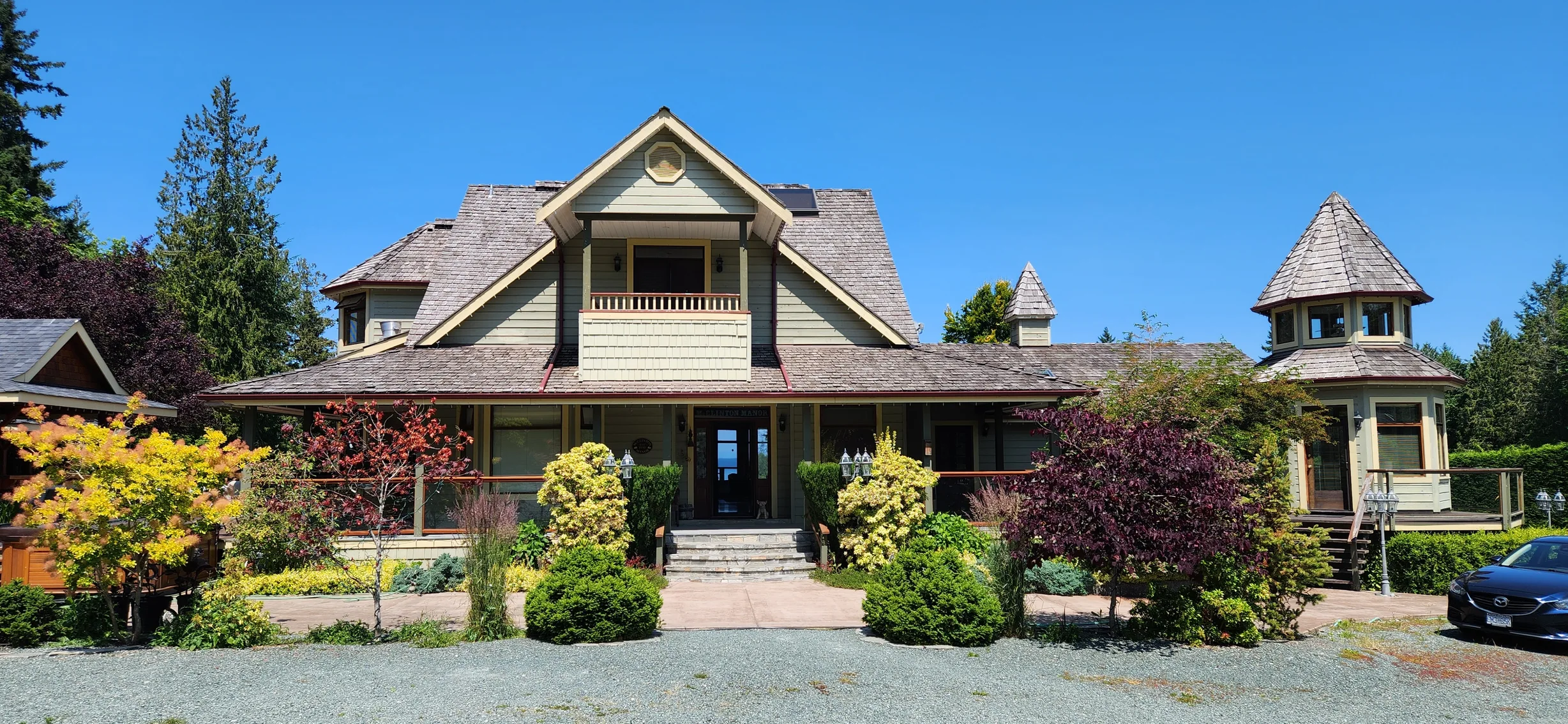 Before: a worn out wood shake roof on the home, Ladysmith, British Columbia, ahead of a Copper Penny Interlock Slate aluminum roof