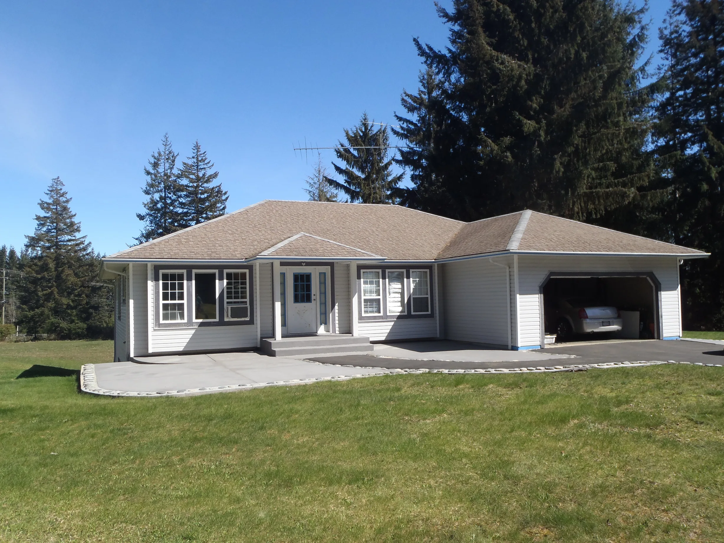 Before: a worn out asphalt shingle roof on the home, Courtenay, British Columbia, ahead of a Deep Charcoal Interlock Slate aluminum roof