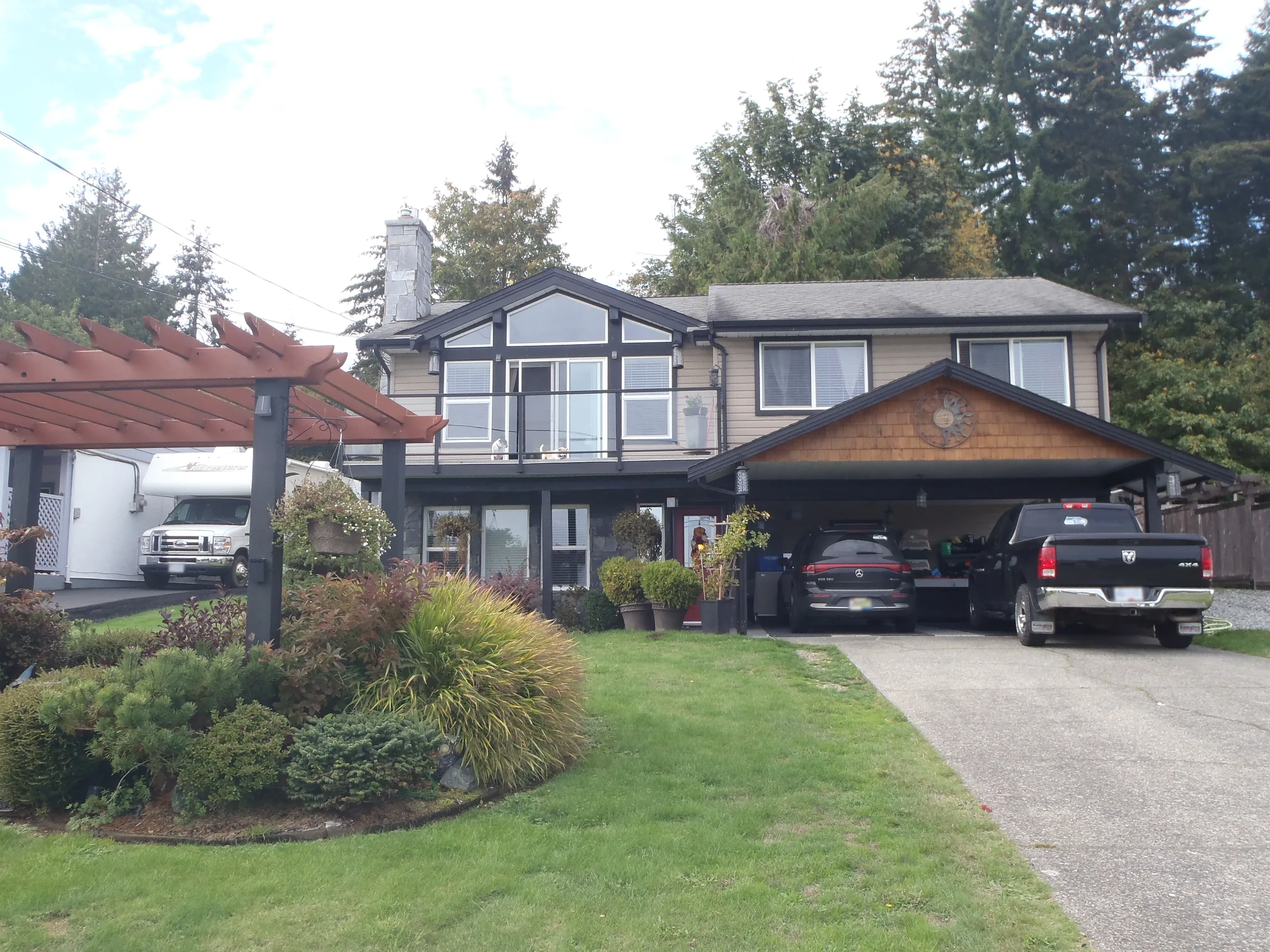 Before: a leaking asphalt shingle roof on the home, Chemainus, British Columbia, ahead of a Black Interlock Slate aluminum roof