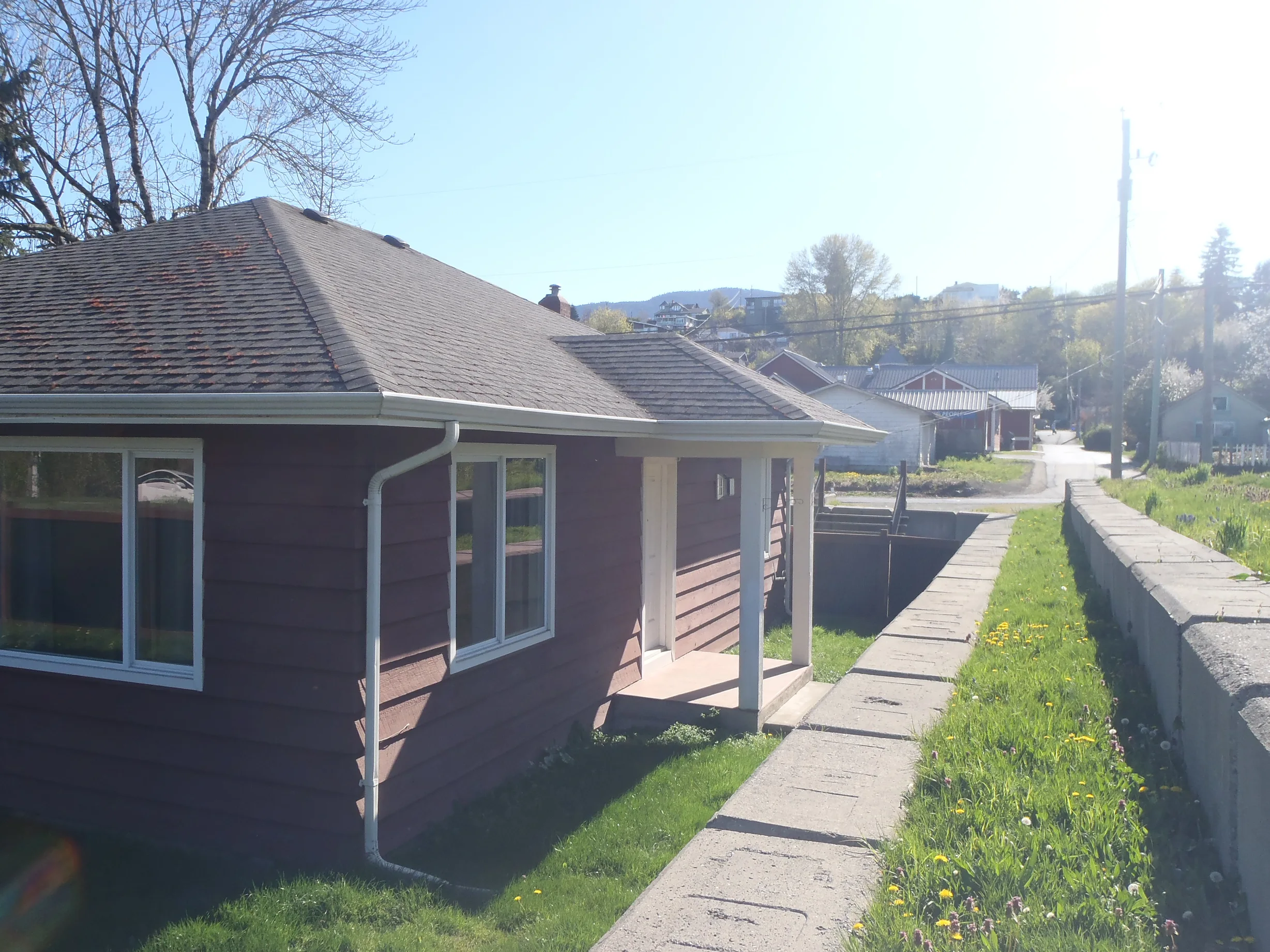 Before: a leaking asphalt shingle roof on the home, Ladysmith, British Columbia, ahead of a Copper Penny Interlock Slate aluminum roof