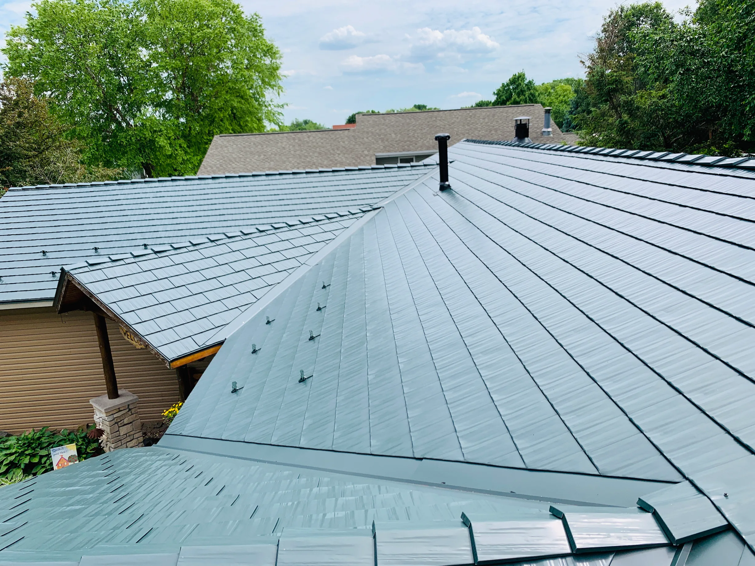 Hunter Green Interlock Shingle aluminum roof on a house with a hunter green metal roof in a rural setting, Winnebago, Illinois