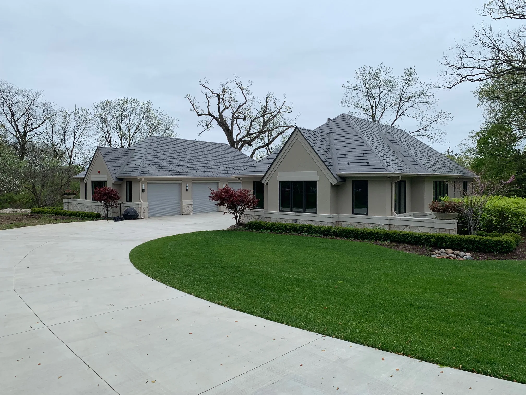 Musket Grey Interlock Slate aluminum roof on a beige single-storey home with a metal roof in a suburban, Long Grove, Illinois