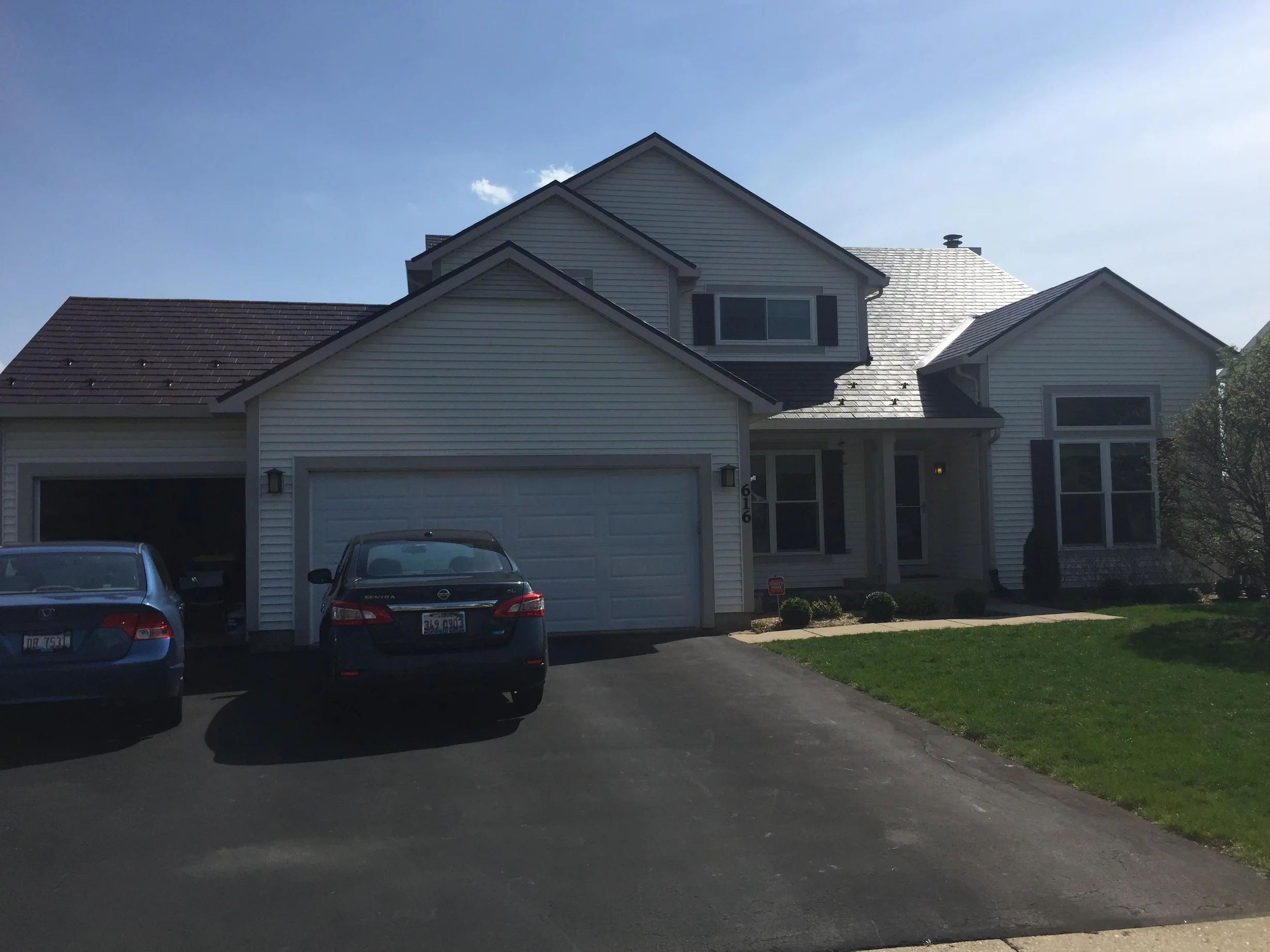 Colonial Brown Interlock Slate aluminum roof on a colonial home with a metal roof and Colonial Brown colour, Carol Stream, Illinois