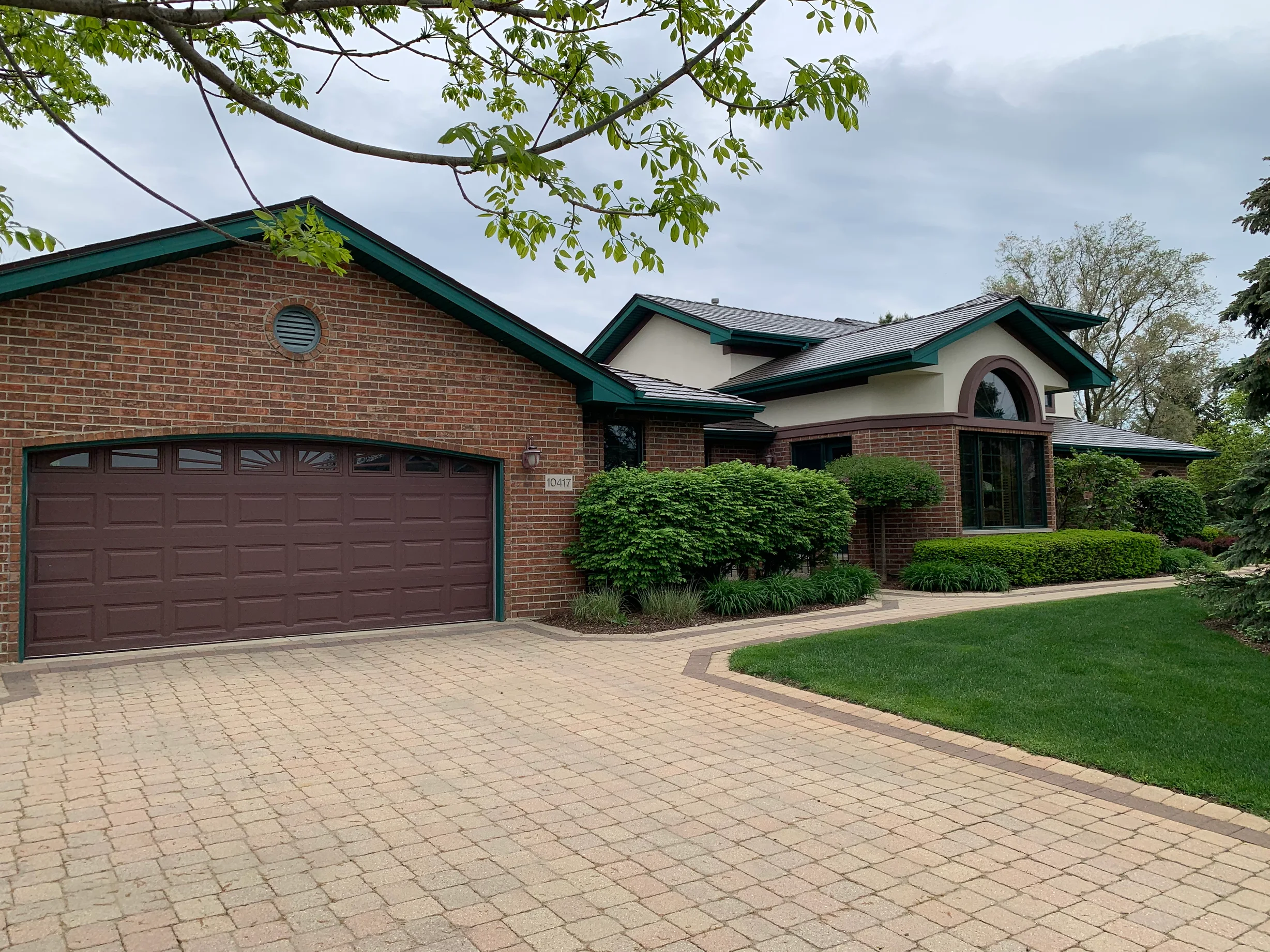 Colonial Brown Interlock Cedar Shingle aluminum roof on a Colonial brown metal roof on a suburban home with a brick, Orland Park, Illinois