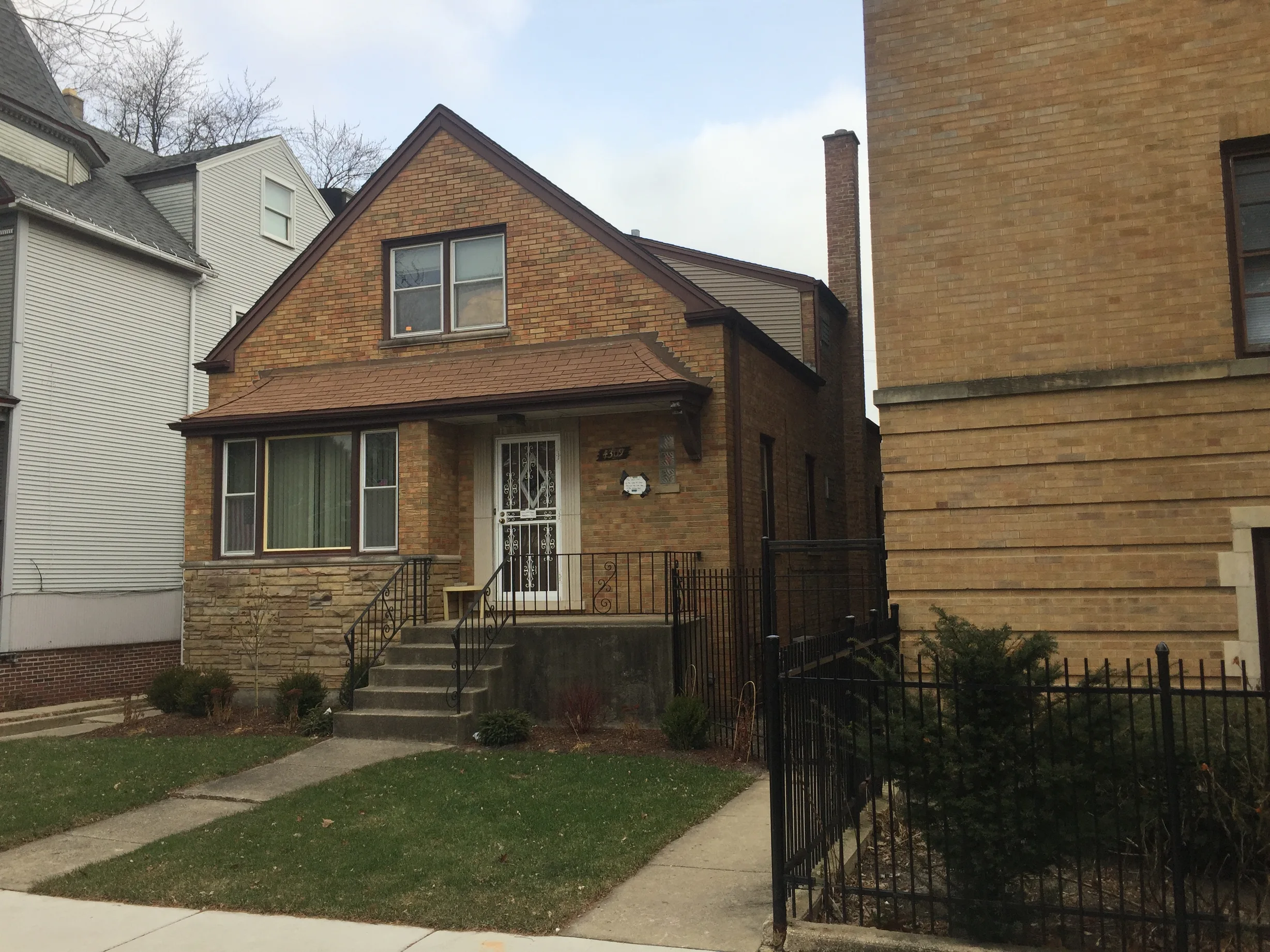 Before: a leaking asphalt shingle roof on the home, Chicago, Illinois, ahead of a Colonial Brown Interlock Slate aluminum roof