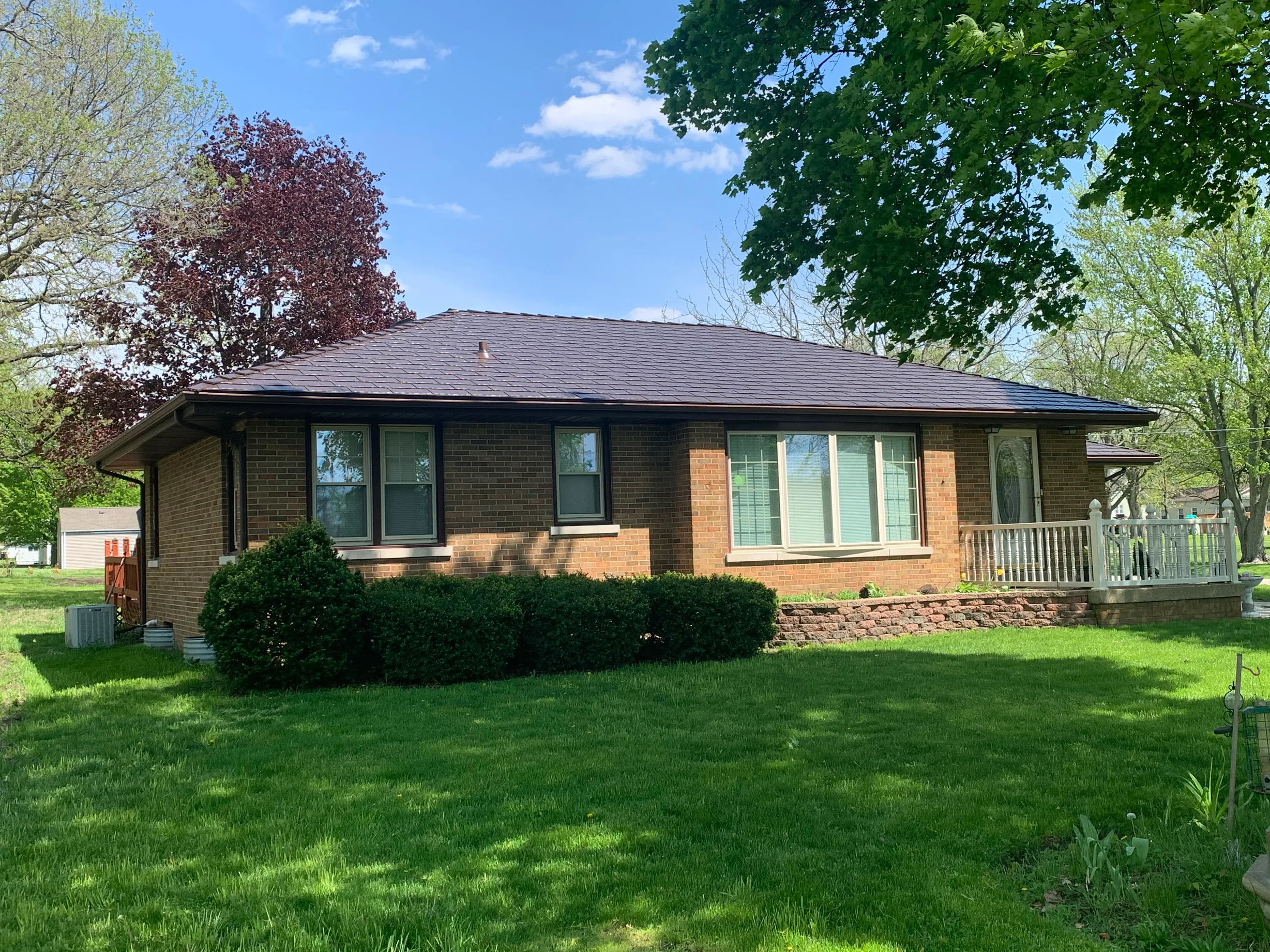 Colonial Brown Interlock Cedar Shingle aluminum roof on a Colonial brown roof on a single-storey rural home among, Wenona, Illinois