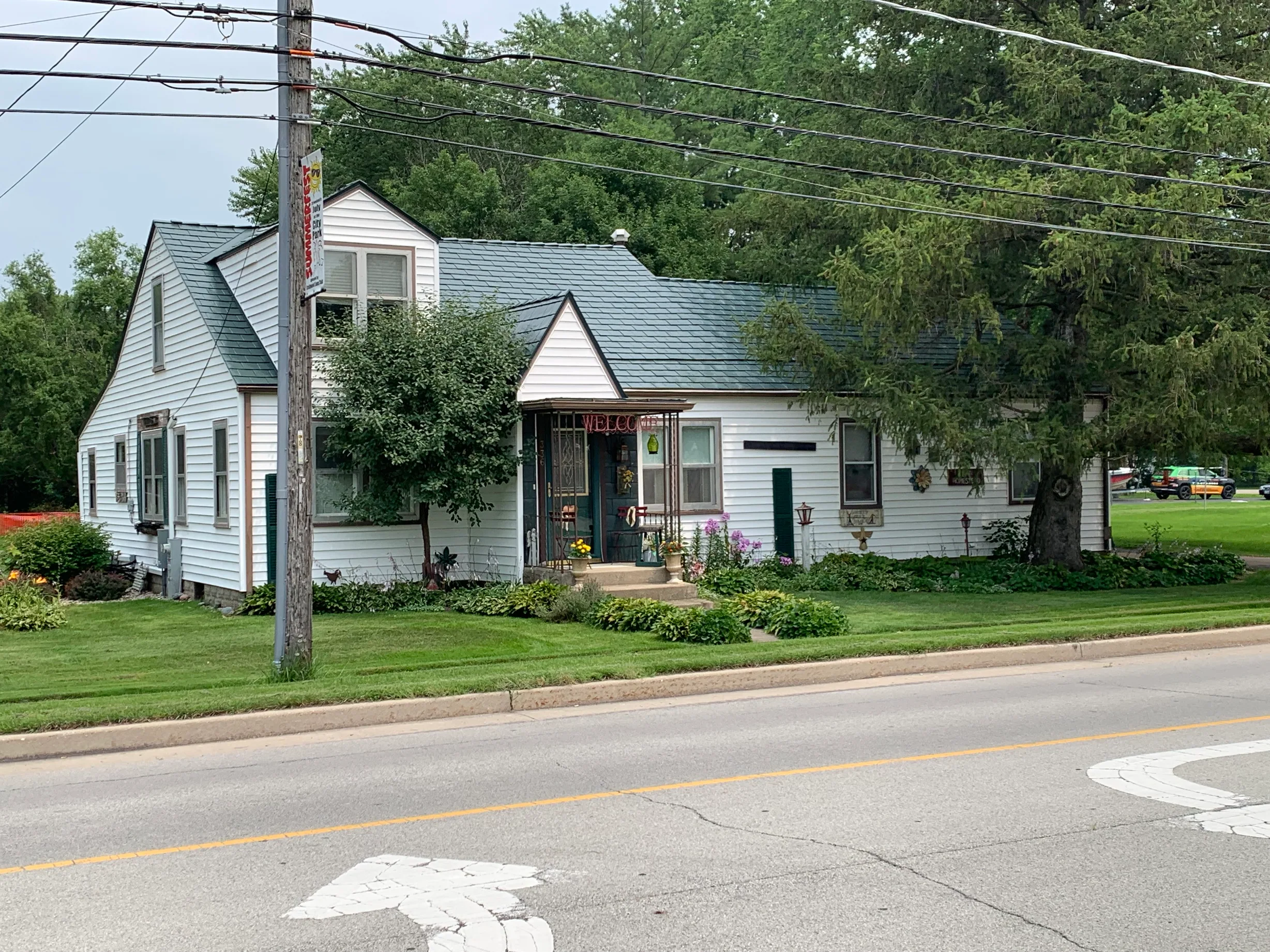 Hunter Green Interlock Slate aluminum roof on a white house with a metal roof and Hunter Green shingles, Braidwood, Illinois