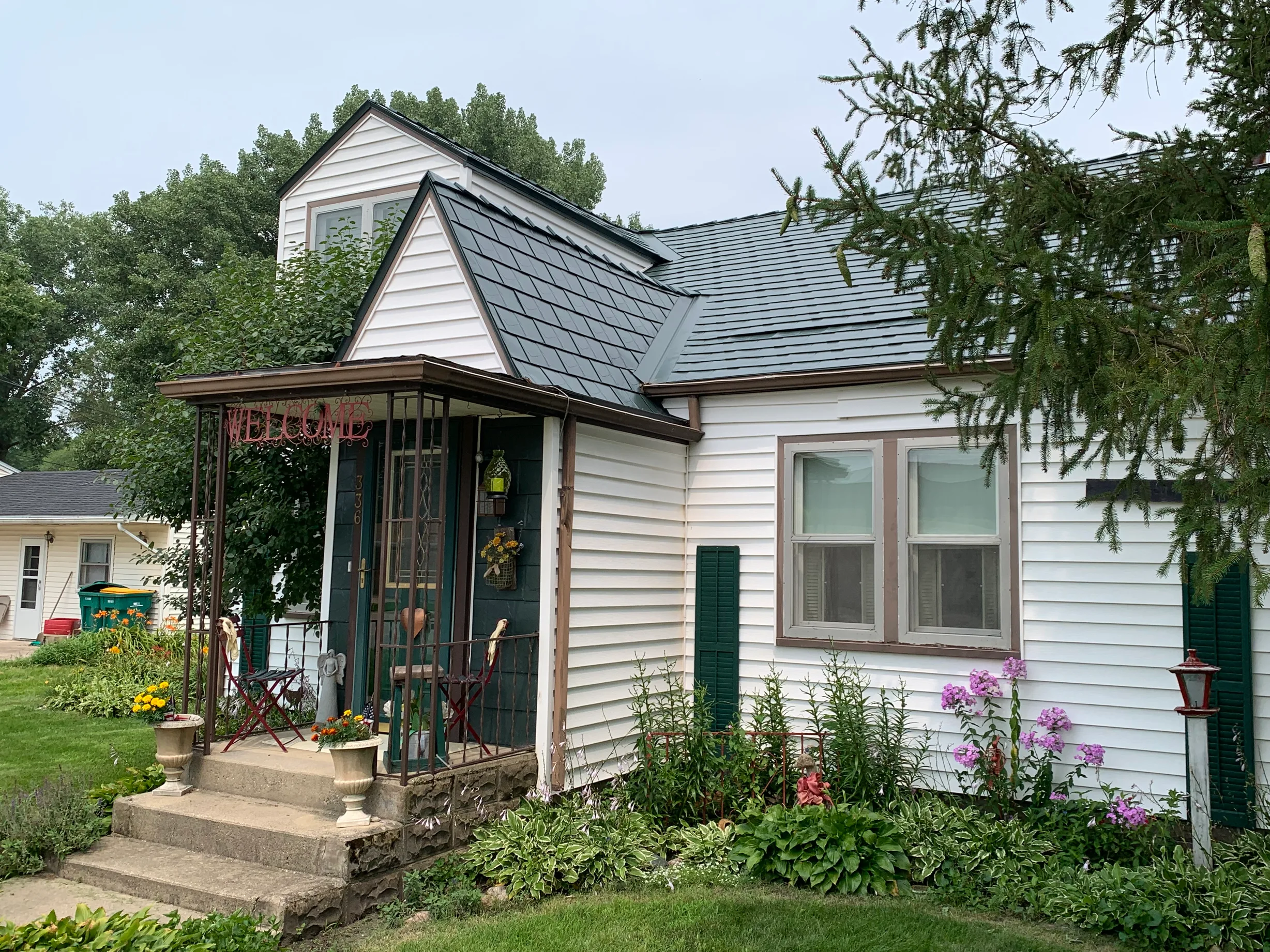 Hunter Green Interlock Slate aluminum roof on a white one-storey cottage with a Hunter Green metal roof, Braidwood, Illinois