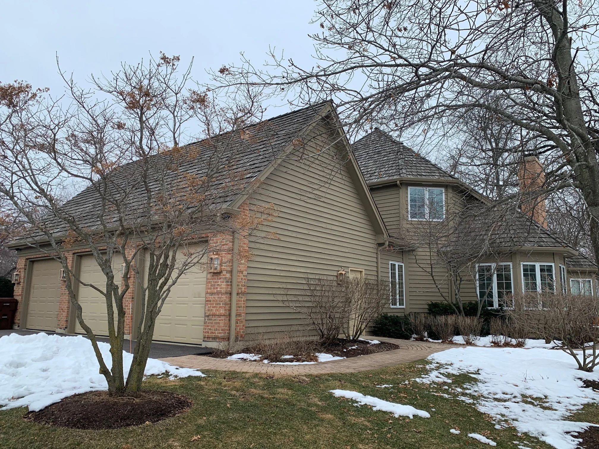 Before: a worn out wood shake roof on the home, Crystal Lake, Illinois, ahead of a Deep Charcoal Interlock Slate aluminum roof