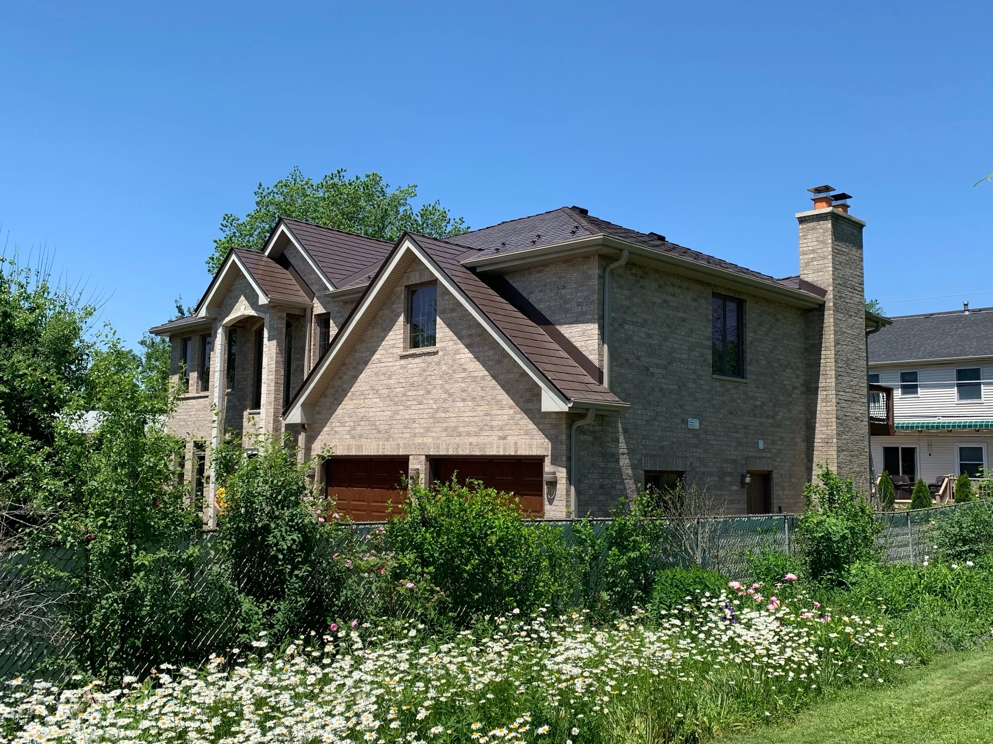 Colonial Brown Interlock Slate aluminum roof on a brown two-storey Colonial home with a brown metal roof in, Calredon Hills, Illinois