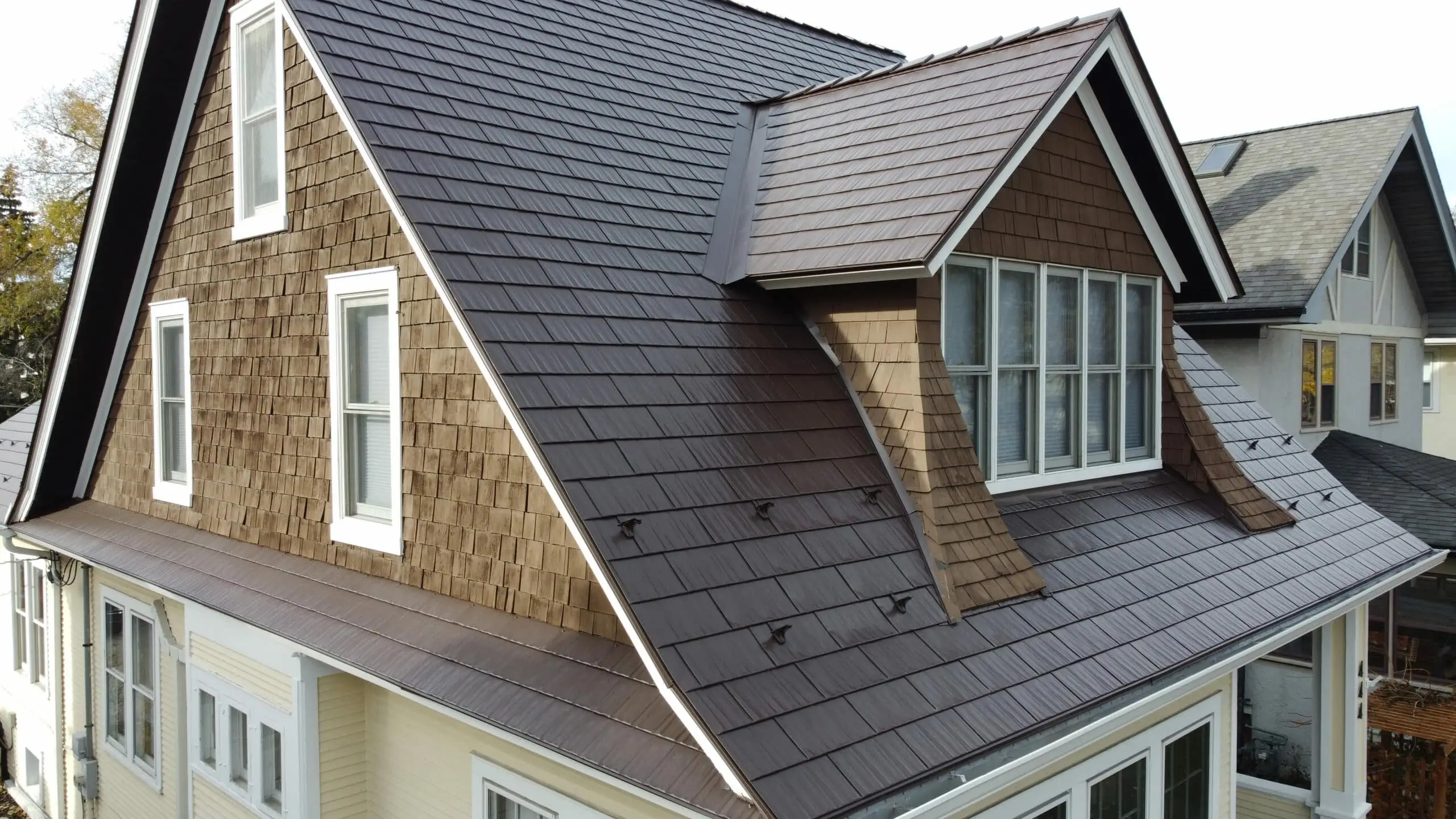 Interlock Aluminum Cedar Shingle Metal Roofing – Colonial Brown | La Grange, IL (Close-up)