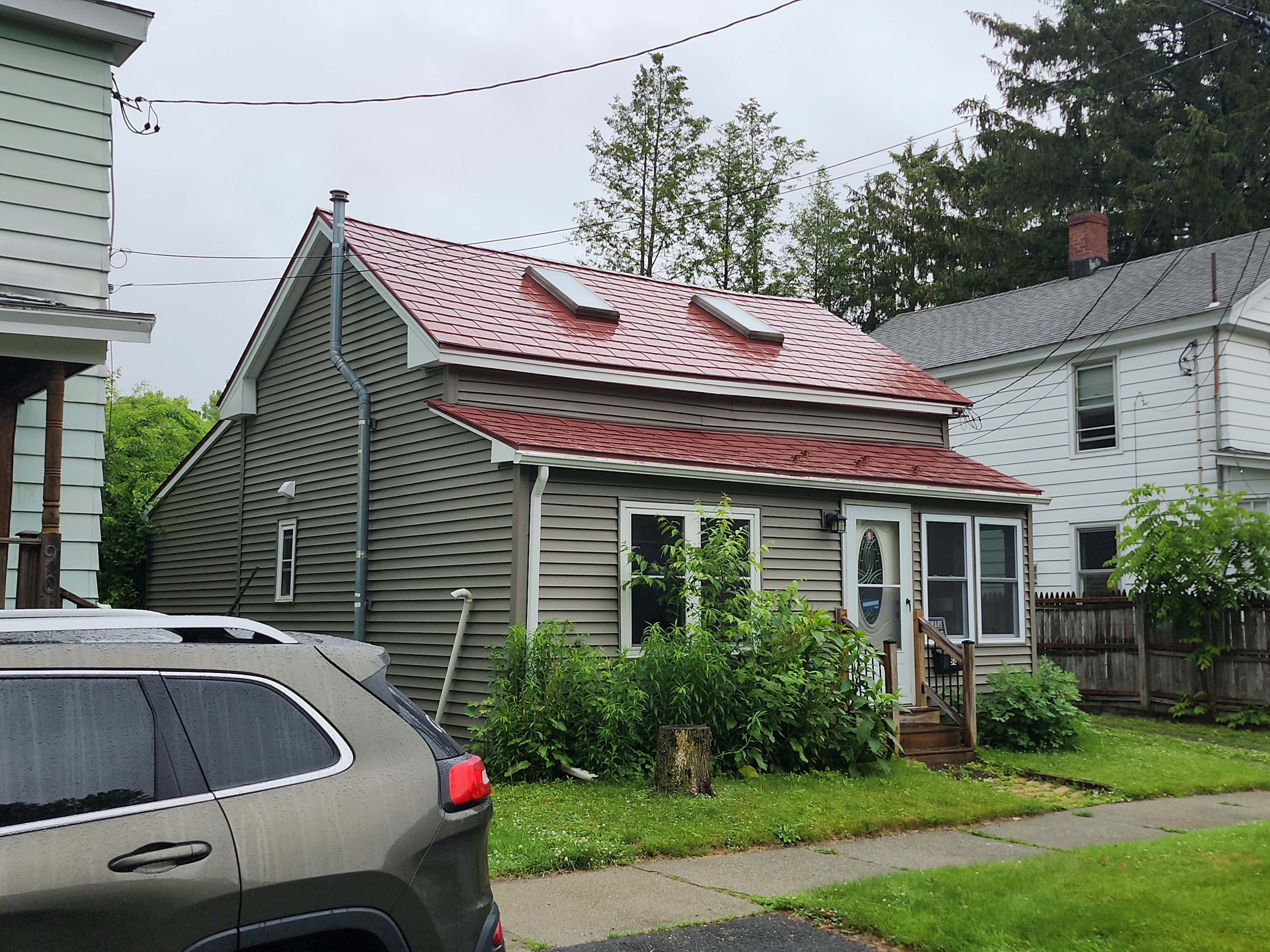 Interlock Aluminum Slate Metal Roofing – Tile Red | Pittsfield, MA (Front-left elevation)
