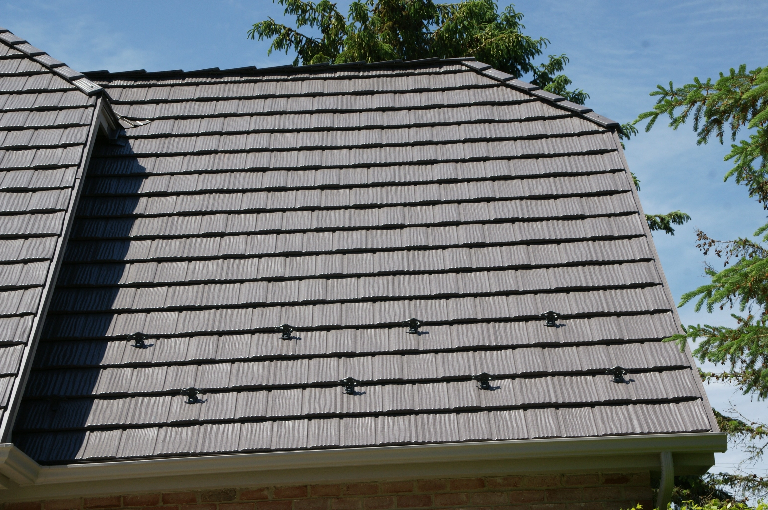 Weathered Interlock Shake aluminum roof on a single-family home with a metal roof in a forested urban, Mendota Heights, Minnesota