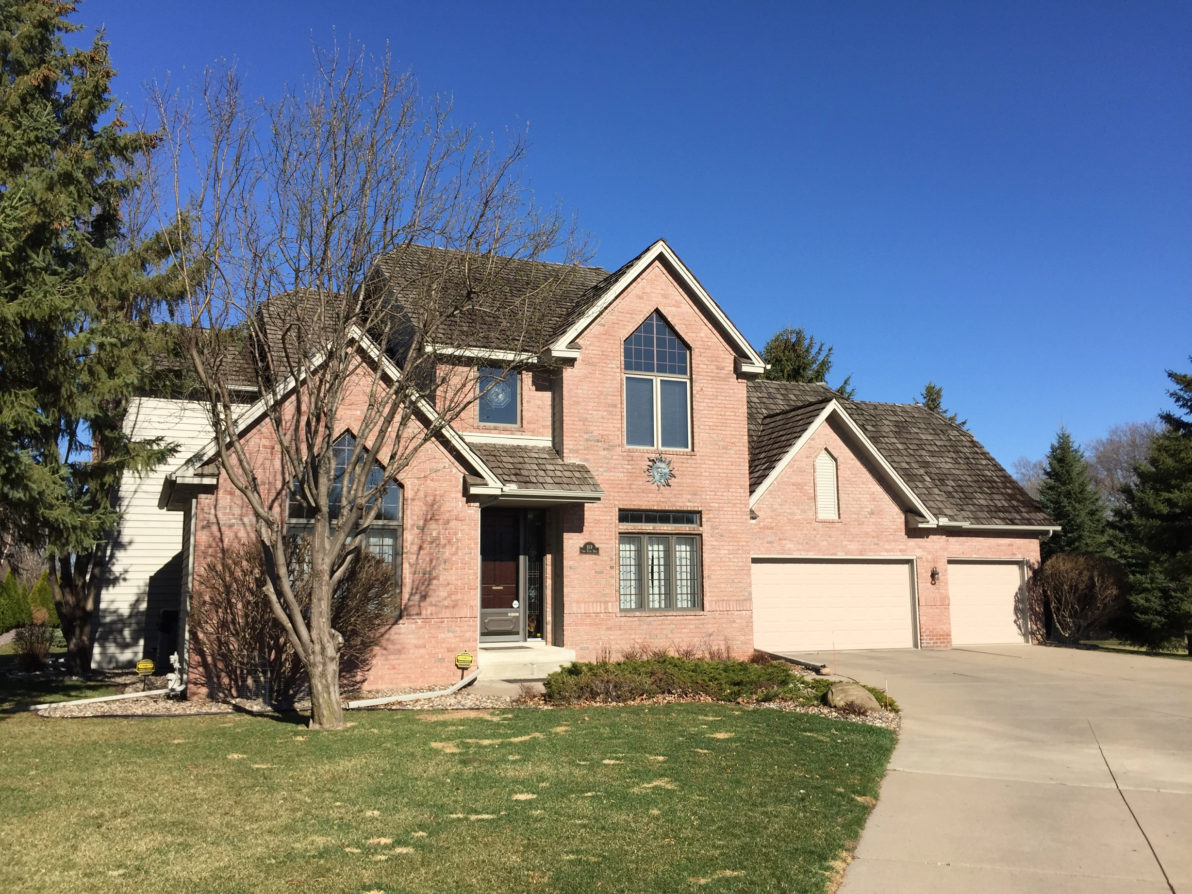 Before: a worn out wood shake roof on the home, Mendota Heights, Minnesota, ahead of a Weathered Interlock Shake aluminum roof
