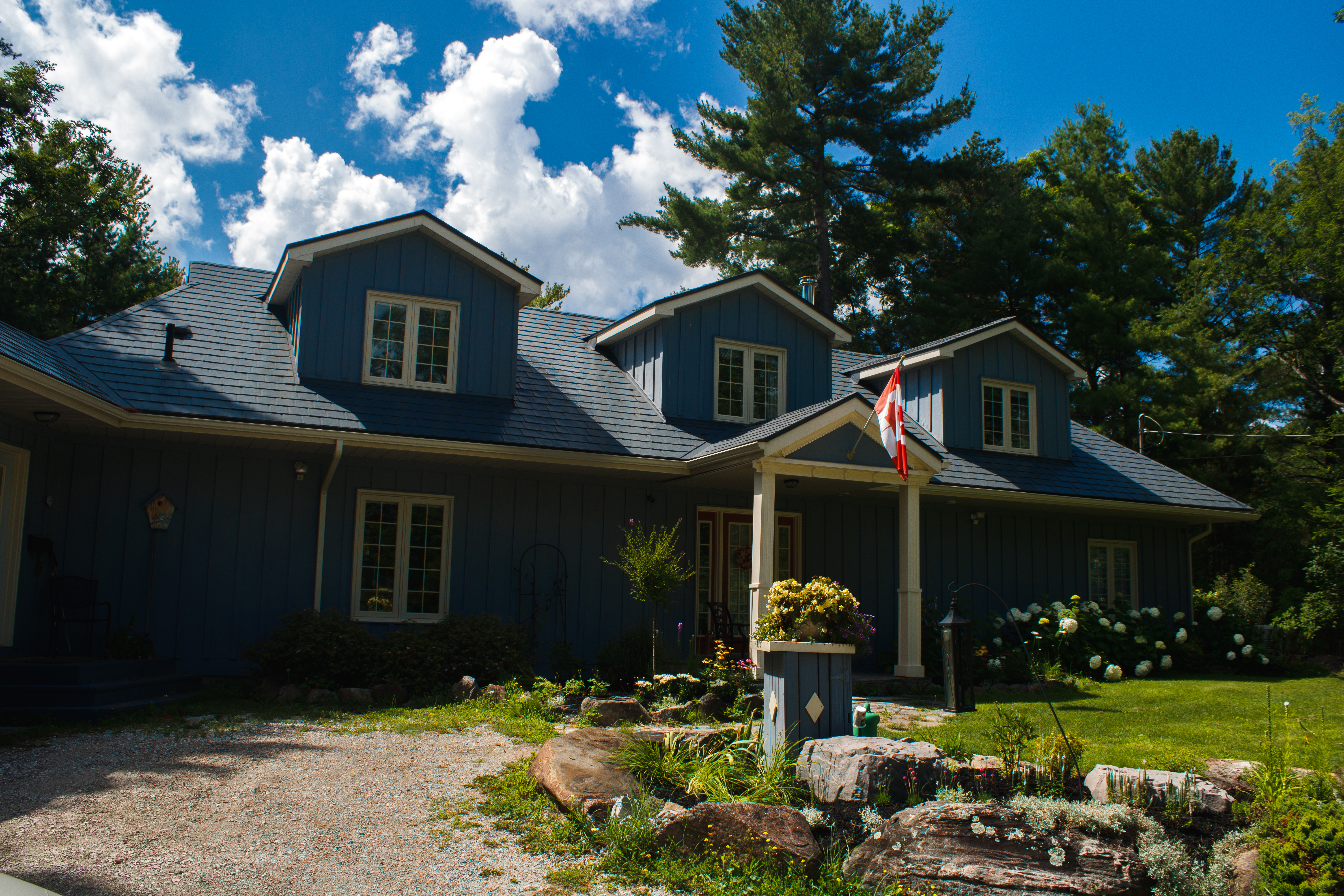 Interlock Aluminum Slate Metal Roofing – Charcoal Grey | Washago, ON (Front elevation)