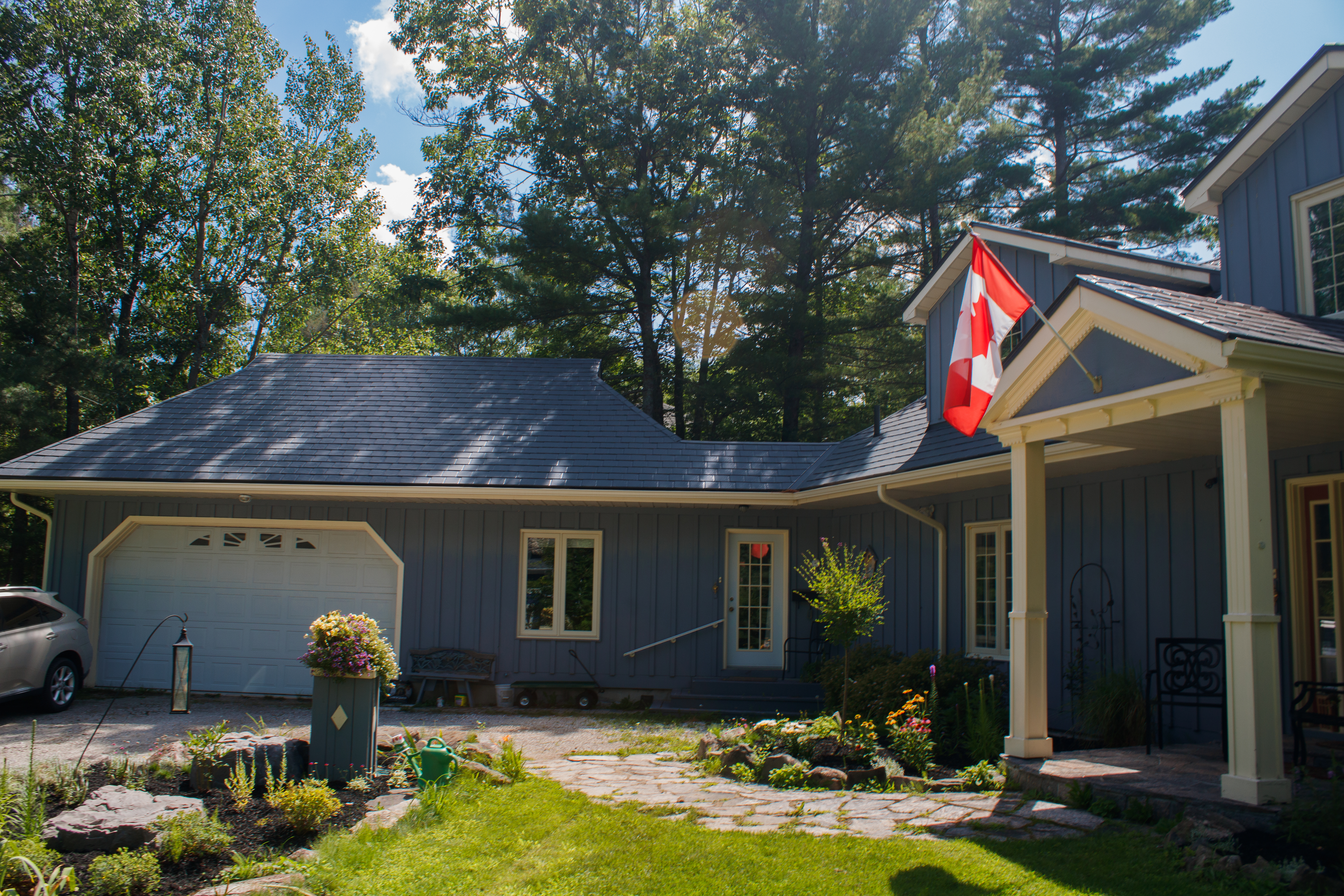 Interlock Aluminum Slate Metal Roofing – Charcoal Grey | Washago, ON (Front-left elevation)