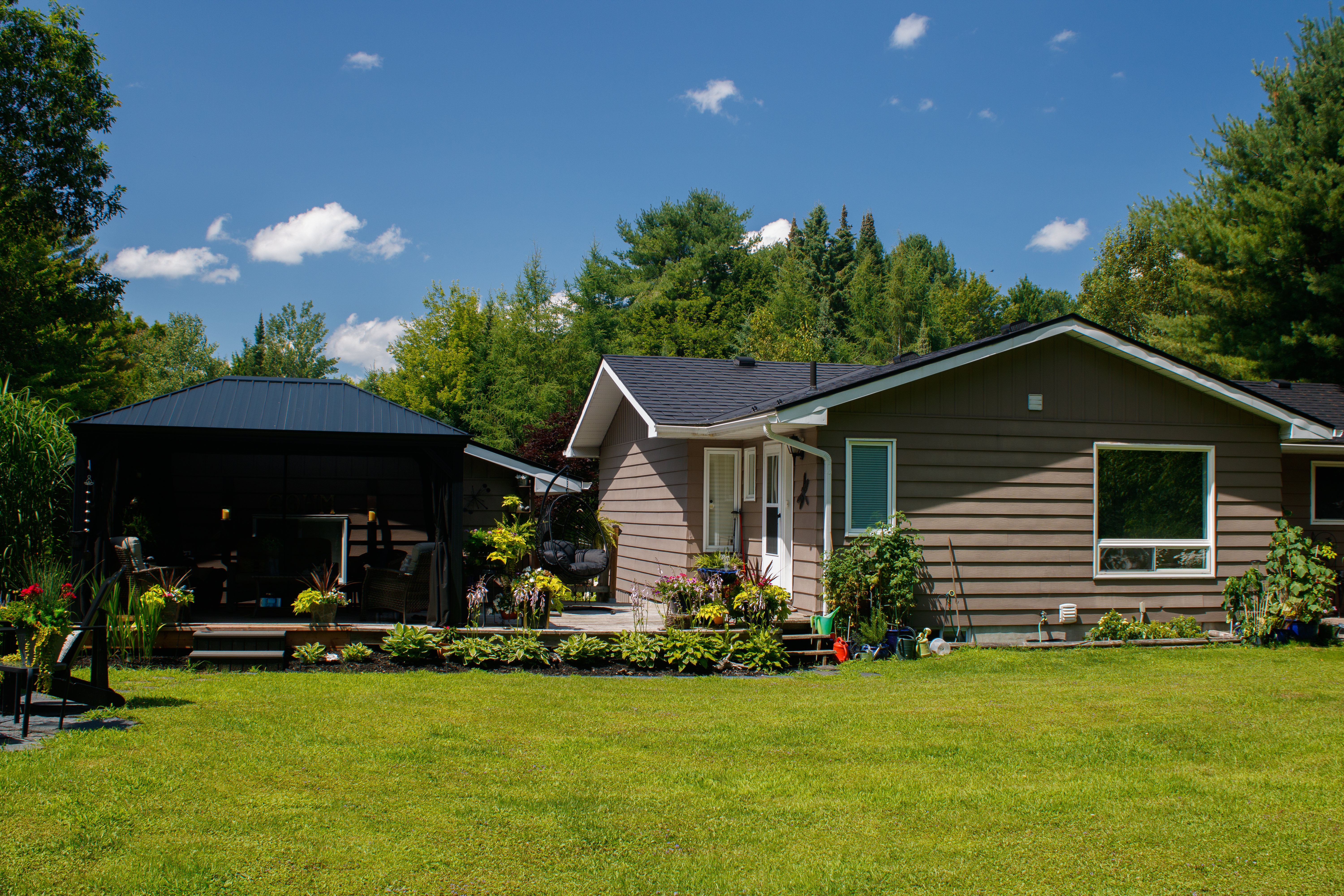 Interlock Aluminum Slate Metal Roofing – Black | Bracebridge, ON (Rear elevation)
