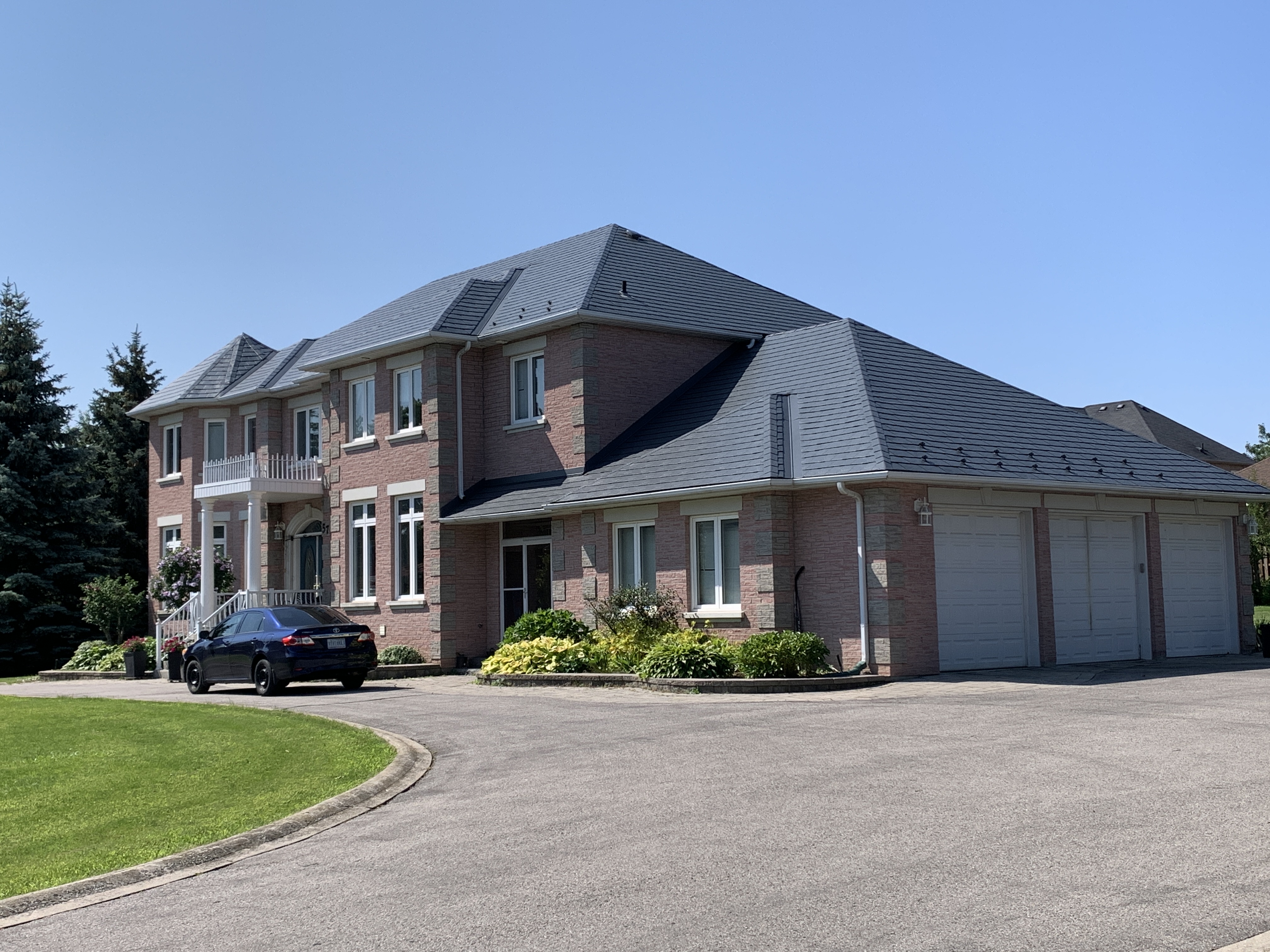Interlock Aluminum Slate Metal Roofing – Deep Charcoal | Markham, ON (Front-right elevation)