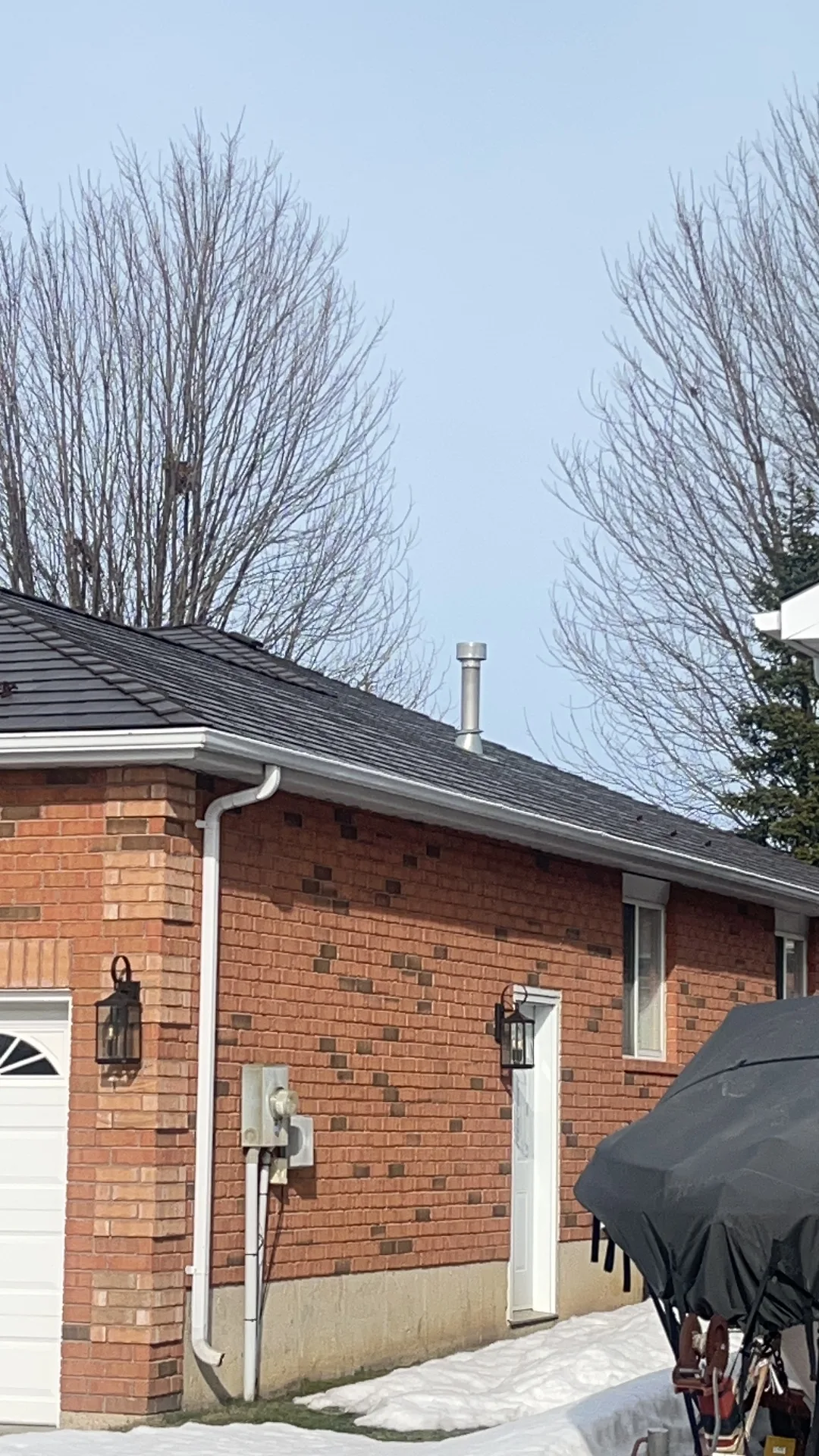 Tudor Brown Interlock Slate aluminum roof on a Tudor Brown metal roof on a ranch-style house in a, Barrie, Ontario